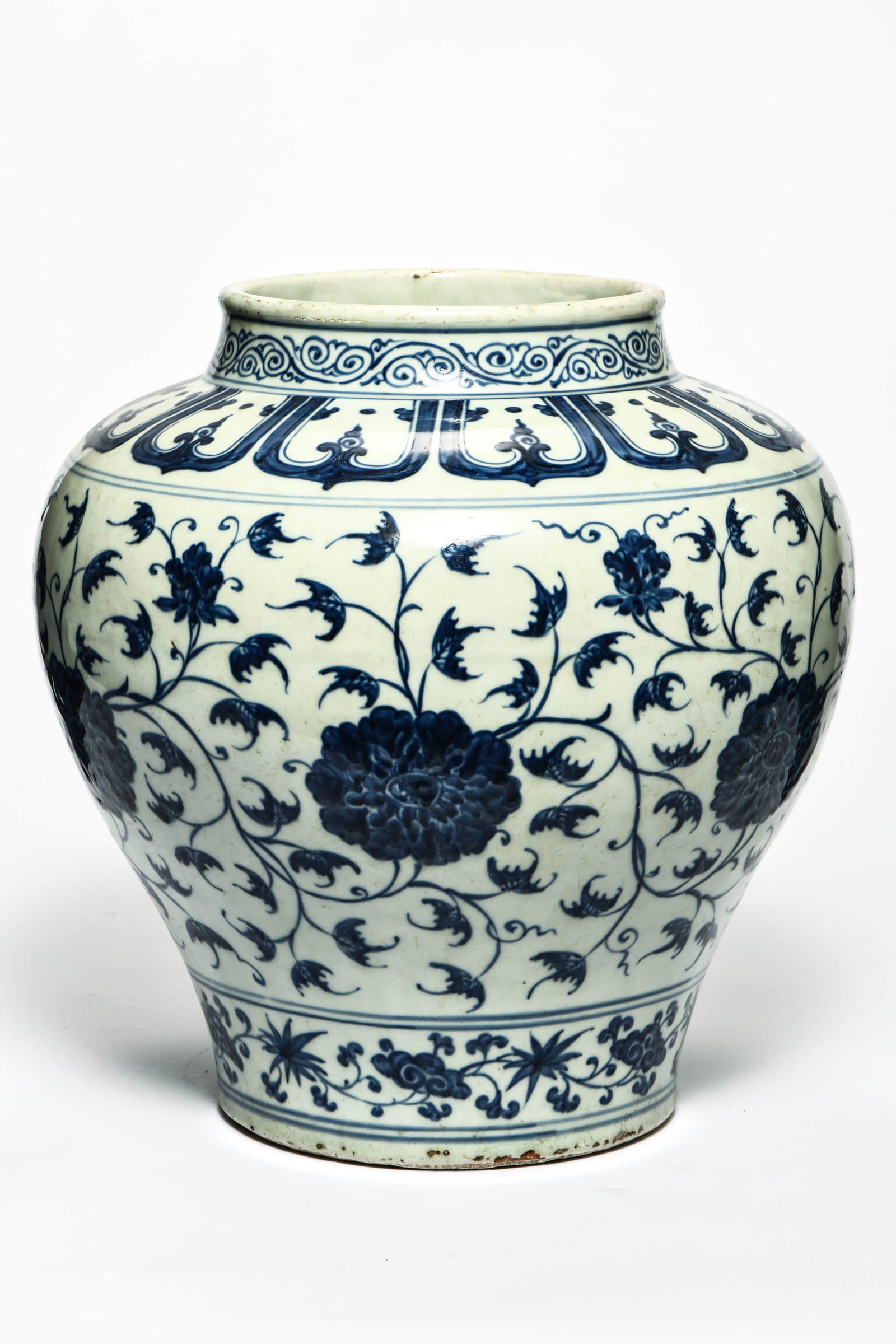 A BLUE AND WHITE 'INTERLOCKING LOTUS' LARGE JAR: A BLUE AND WHITE 'INTERLOCKING LOTUS' LARGE JAR Description: Width: 34cm Height: 40cm