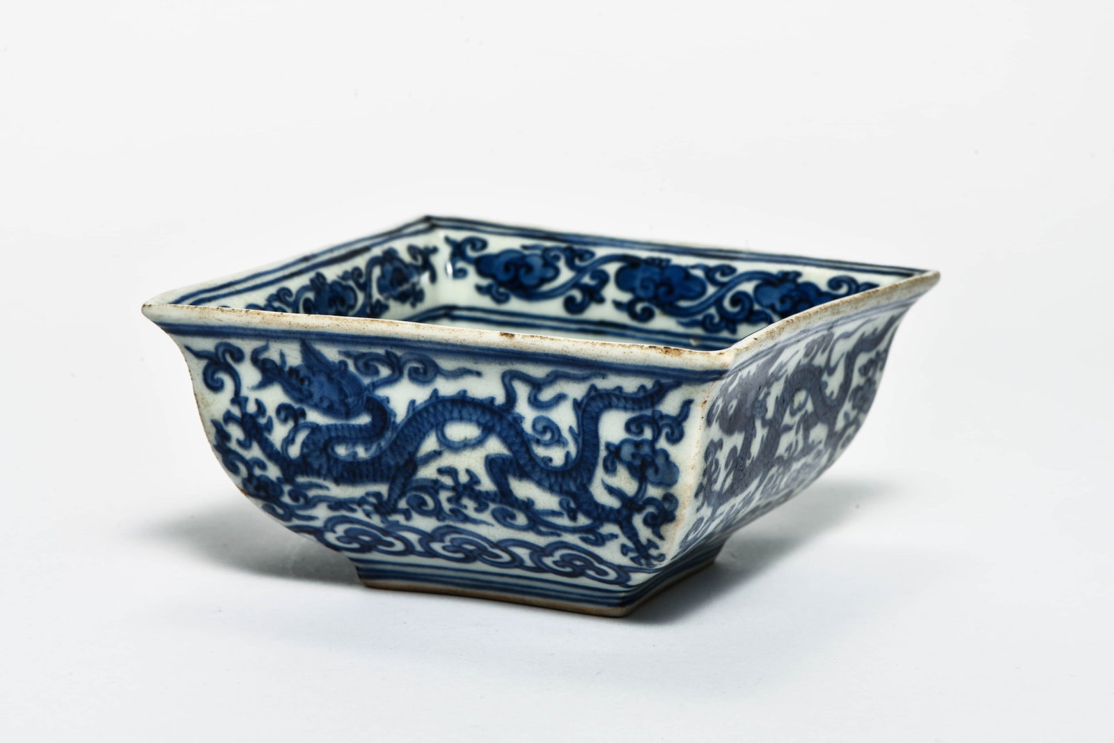A BLUE AND WHITE 'INTERLOCKING DRAGON' SQUARE WASHER: A BLUE AND WHITE 'INTERLOCKING DRAGON' SQUARE WASHER Description: Diameter: 12.2 cm Height: 6.2 cm
