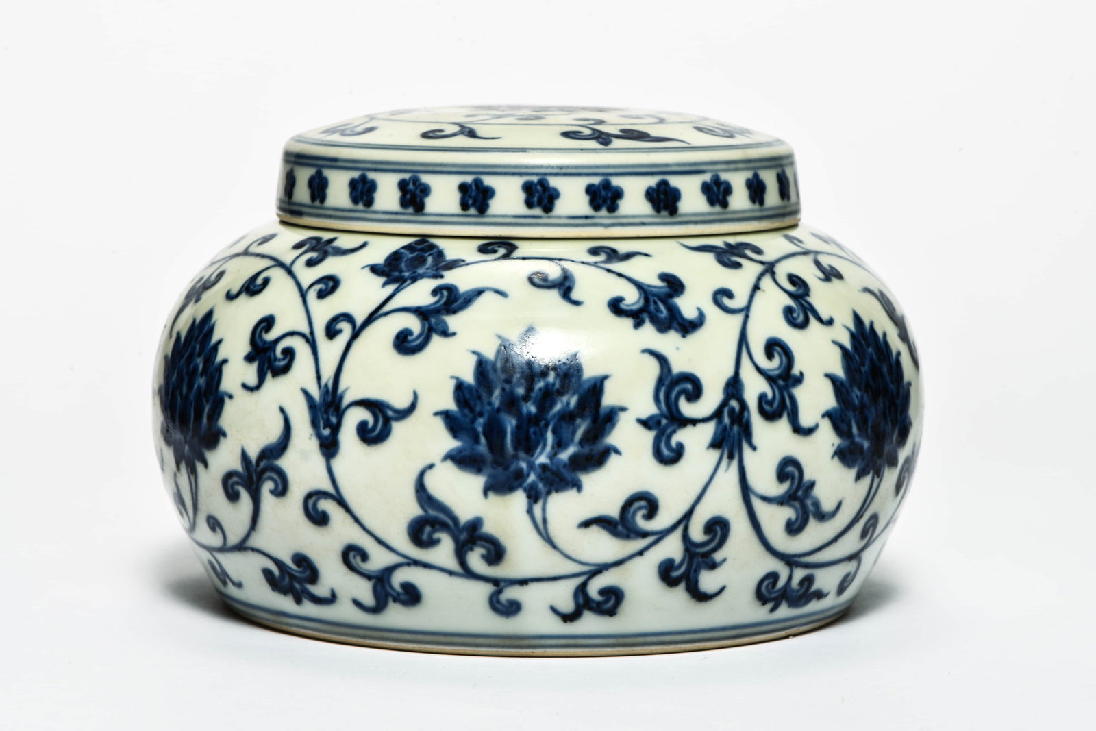 A BLUE AND WHITE 'INTERLOCKING LOTUS AND FLOWERS' BOX WITH COVERED (1 of 6)