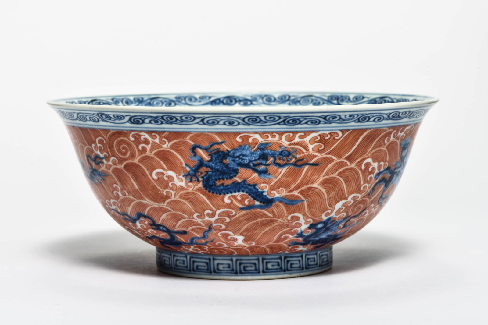 AN IRON-RED AND BLUE AND WHITE 'DRAGON' BOWL: AN IRON-RED AND BLUE AND WHITE 'DRAGON' BOWL Description: Diameter: 21cm Height: 9cm