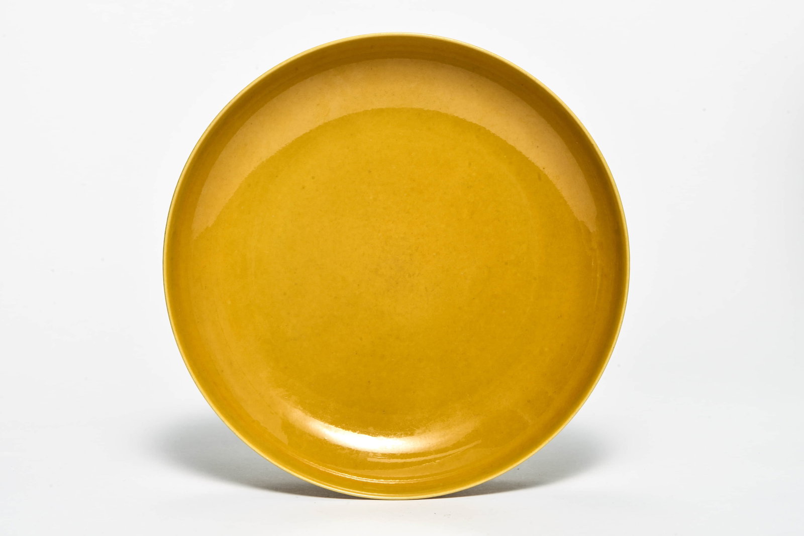 A YELLOW-GLAZED DISH: A YELLOW-GLAZED DISH Description: Diameter: 20.5 cm Height: 4 cm