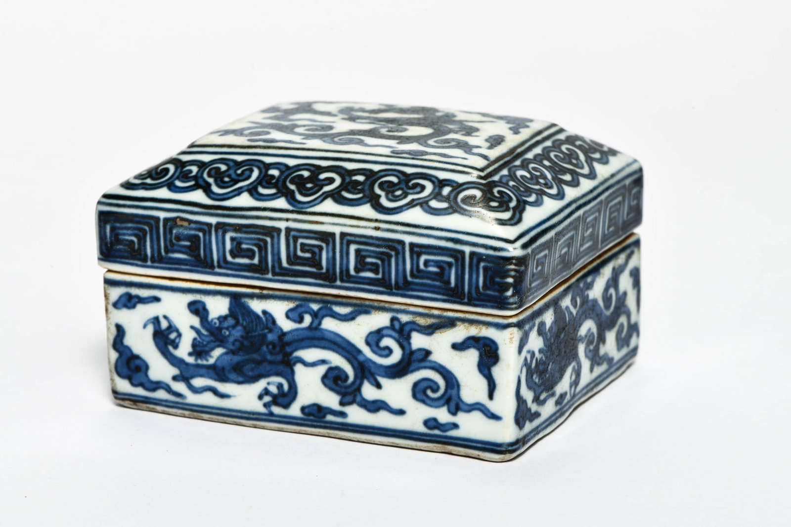 A BLUE AND WHITE 'CLOUD AND DRAGON' BOX WITH COVERED: A BLUE AND WHITE 'CLOUD AND DRAGON' BOX WITH COVERED Description: Length: 10cm Width: 9cm Height: 6cm