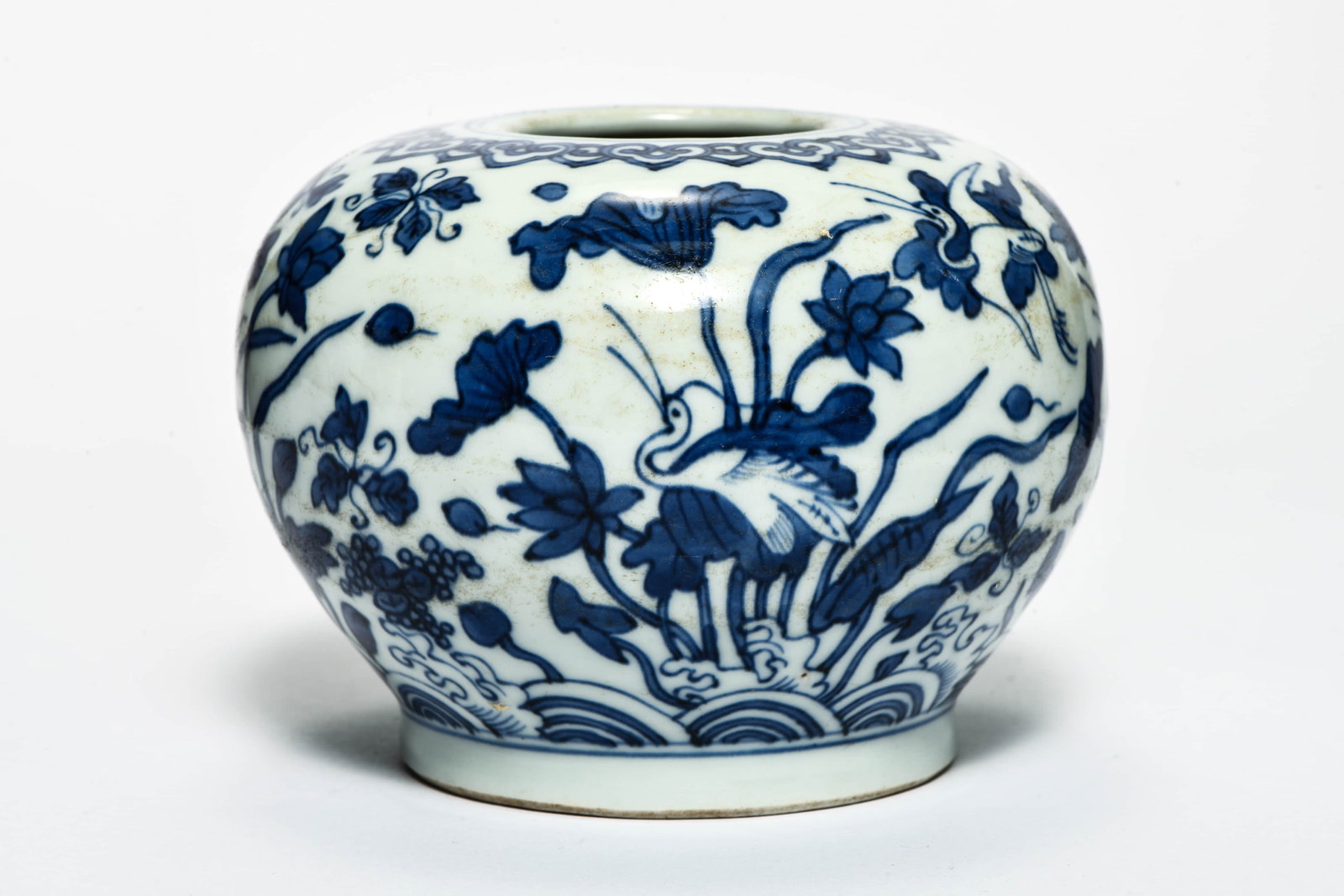A BLUE AND WHITE 'LOTUS' JAR: A BLUE AND WHITE 'LOTUS' JAR Description: Length: 14cm Width: 14cm Height: 11cm
