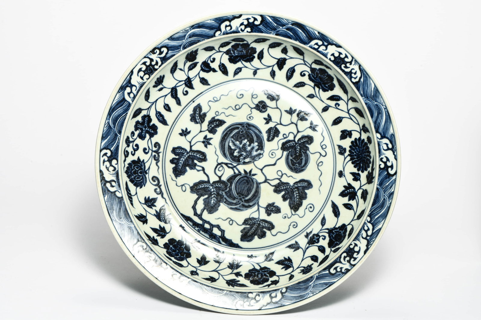 A BLUE AND WHITE 'INTERLOCKING FLOWERS' LARGE DISH: A BLUE AND WHITE 'INTERLOCKING FLOWERS' LARGE DISH Description: Diameter: 38cm Height: 7cm