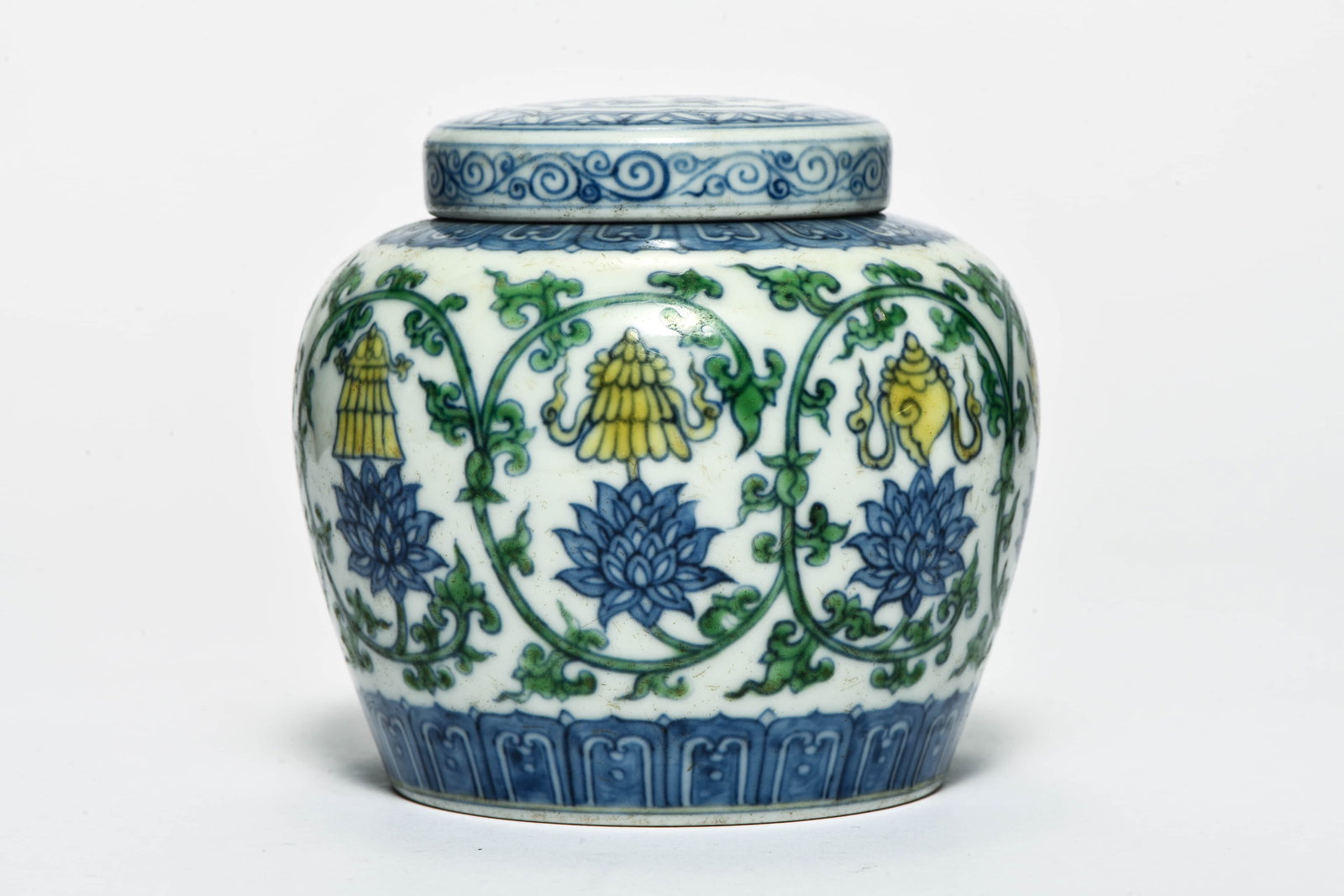A DOUCAI 'INTERLOCKING LOTUS AND EIGHT BUDDHIST EMBLEMS' JAR: A DOUCAI 'INTERLOCKING LOTUS AND EIGHT BUDDHIST EMBLEMS' JAR Description: Length: 11cm Width: 11cm Height: 10.5cm