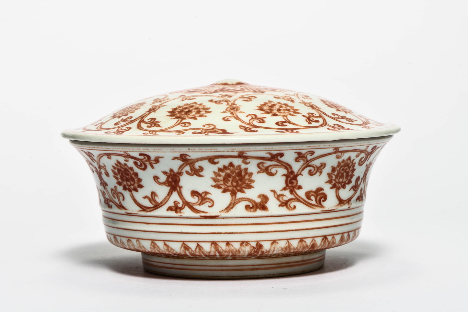 AN IRON-RED COVERED BOWL: AN IRON-RED COVERED BOWL Description: Diameter: 19cm Height: 7.5cm