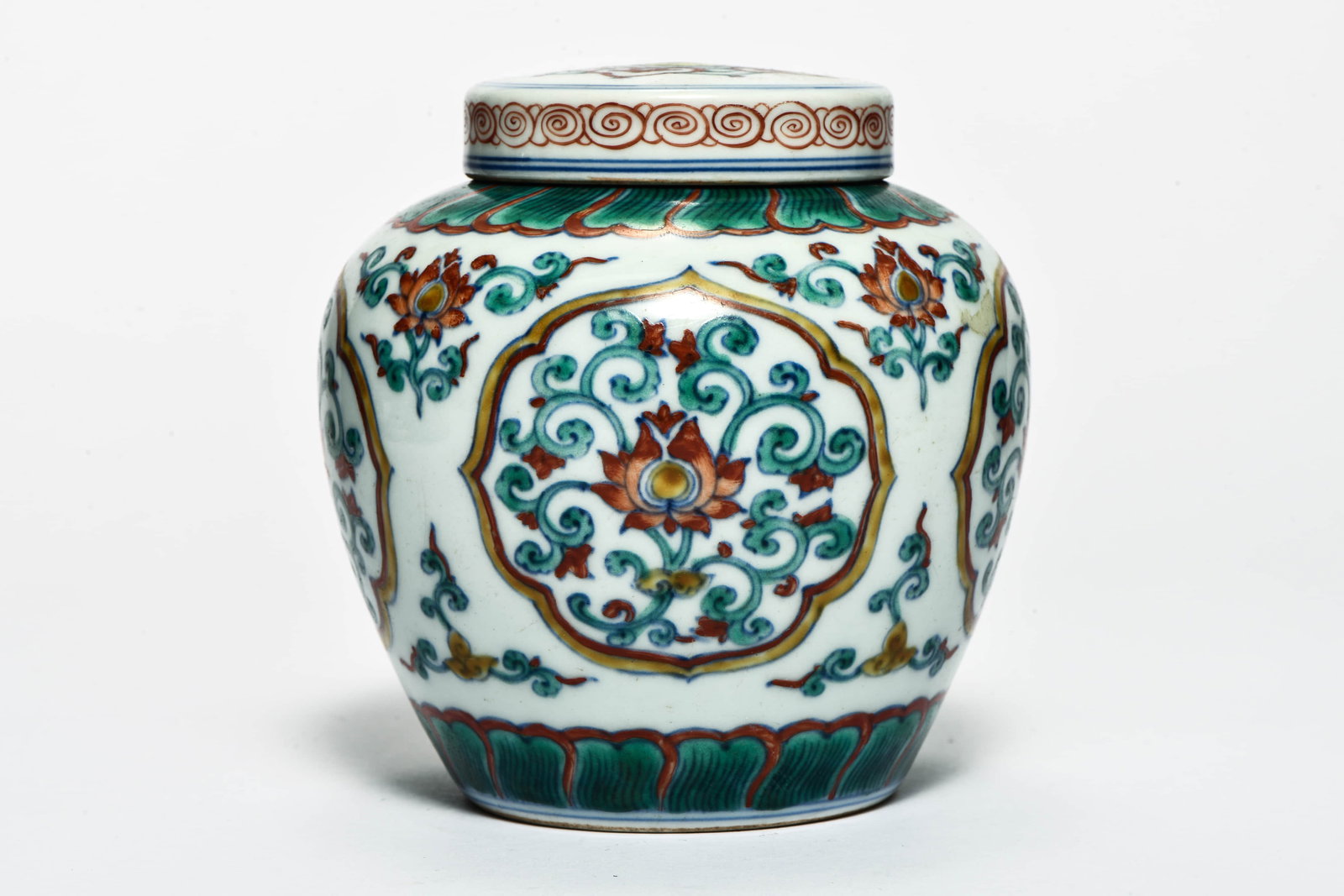 A DOUCAI 'INTERLOCKING FLOWERS' COVERED JAR (1 of 5)