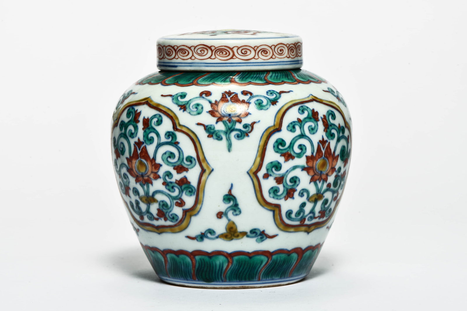 A DOUCAI 'INTERLOCKING FLOWERS' COVERED JAR - 2