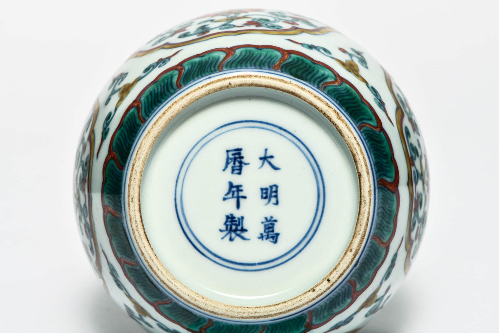 A DOUCAI 'INTERLOCKING FLOWERS' COVERED JAR - 5