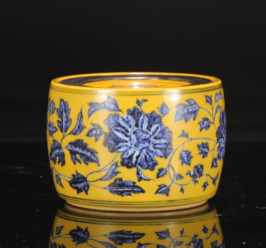 A YELLOW-GROUND BLUE-AND-WHITE 'INTERLOCKING FLOWERS' CRICKET JAR: A YELLOW-GROUND BLUE-AND-WHITE 'INTERLOCKING FLOWERS' CRICKET JAR Dimensions: Height: 10 cm (3.9 in.), Mouth Diameter: 10.5 cm (4.1 in.), Belly Diameter: 13 cm (5.1 in.). All measurements are