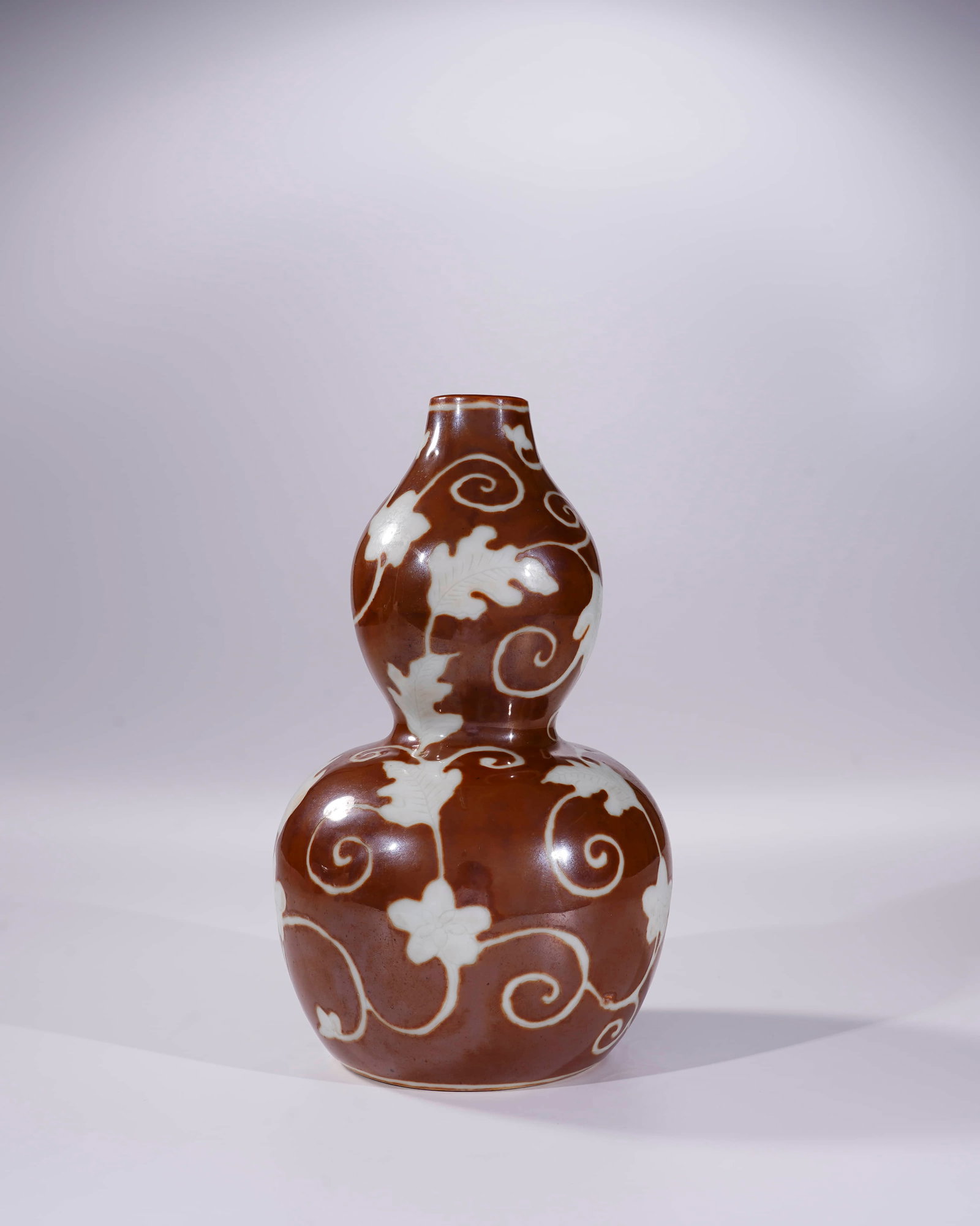 A 'INTERLOCKING VINES' GOURD-SHAPED VASE - 2