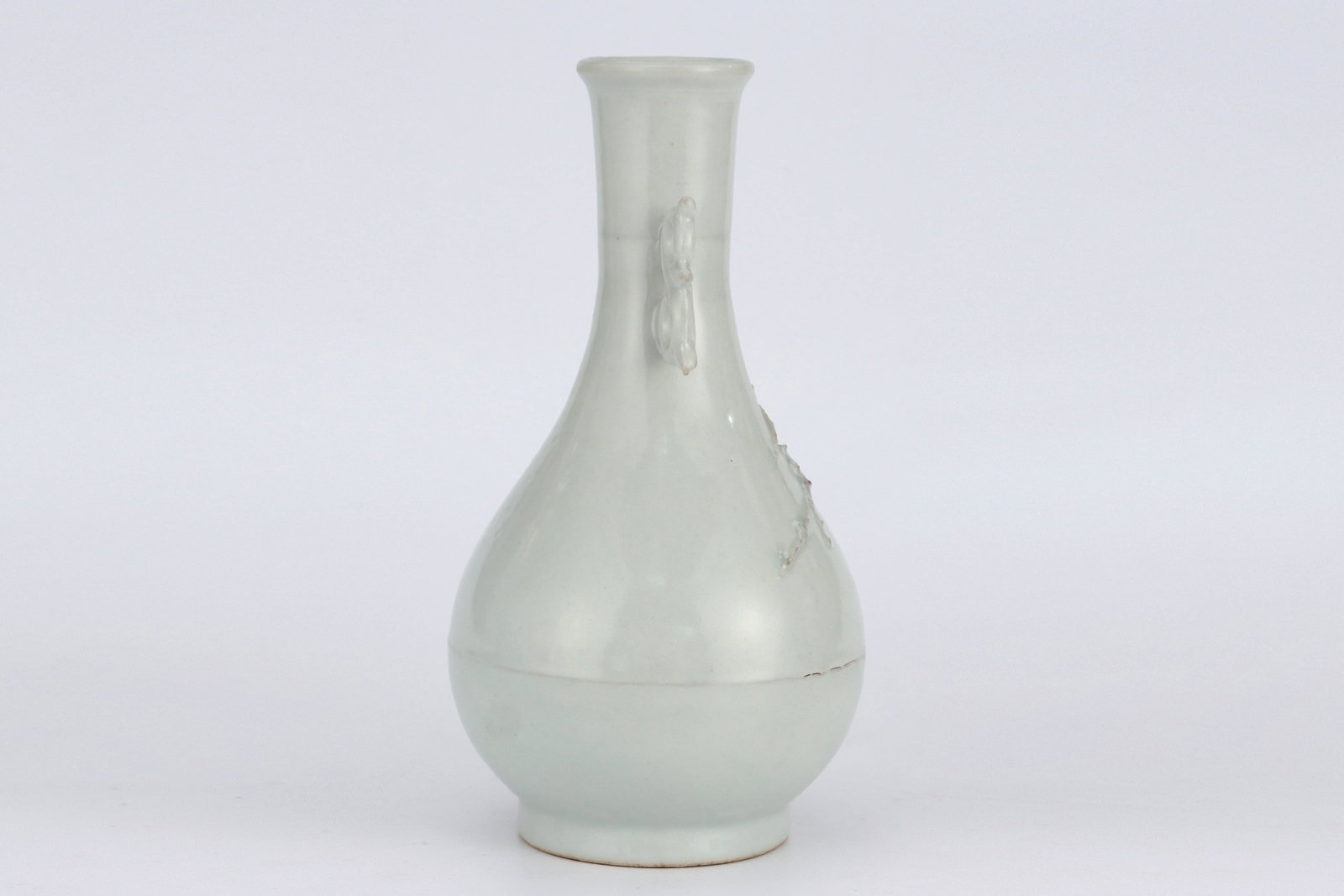 A SWEET WHITE-GLAZED TWO-HANDLED VASE - 3