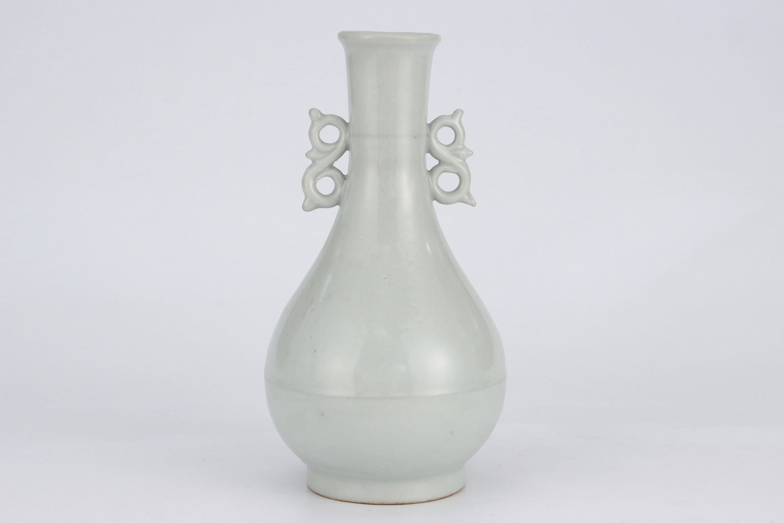 A SWEET WHITE-GLAZED TWO-HANDLED VASE - 4