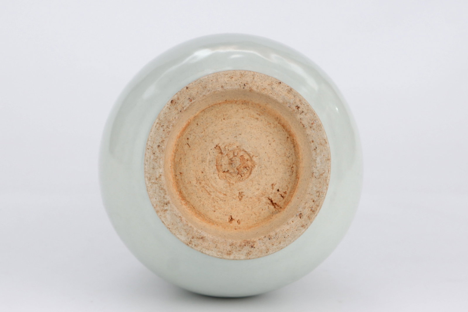 A SWEET WHITE-GLAZED TWO-HANDLED VASE - 6