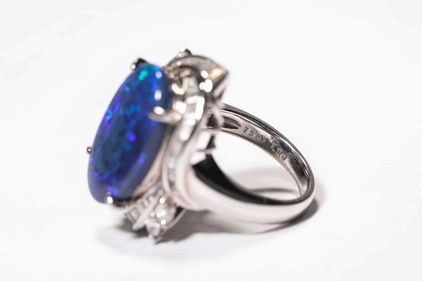 A BLACK OPAL AND GOLD RING - 3