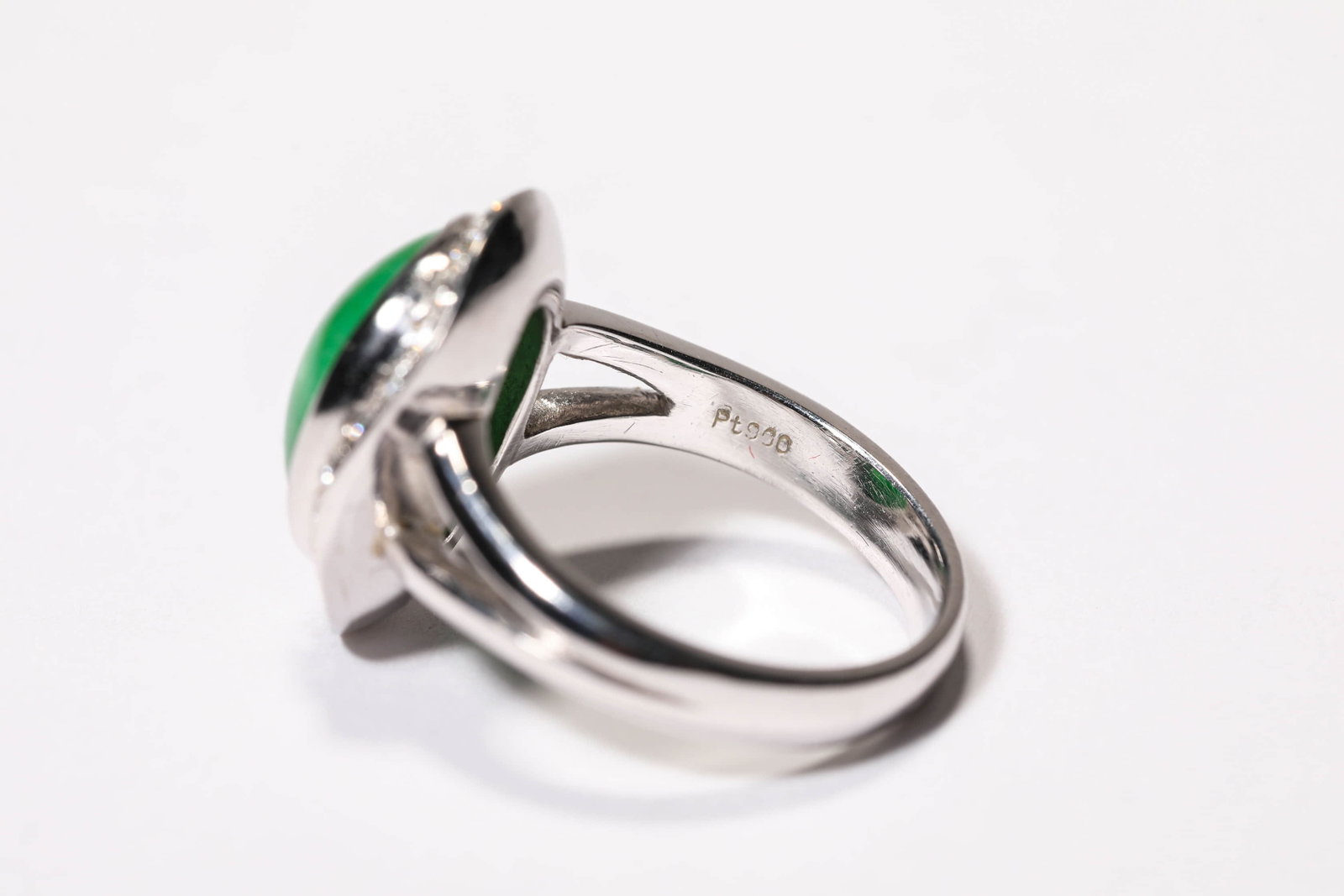 A GOLD AND JADEITE RING - 2