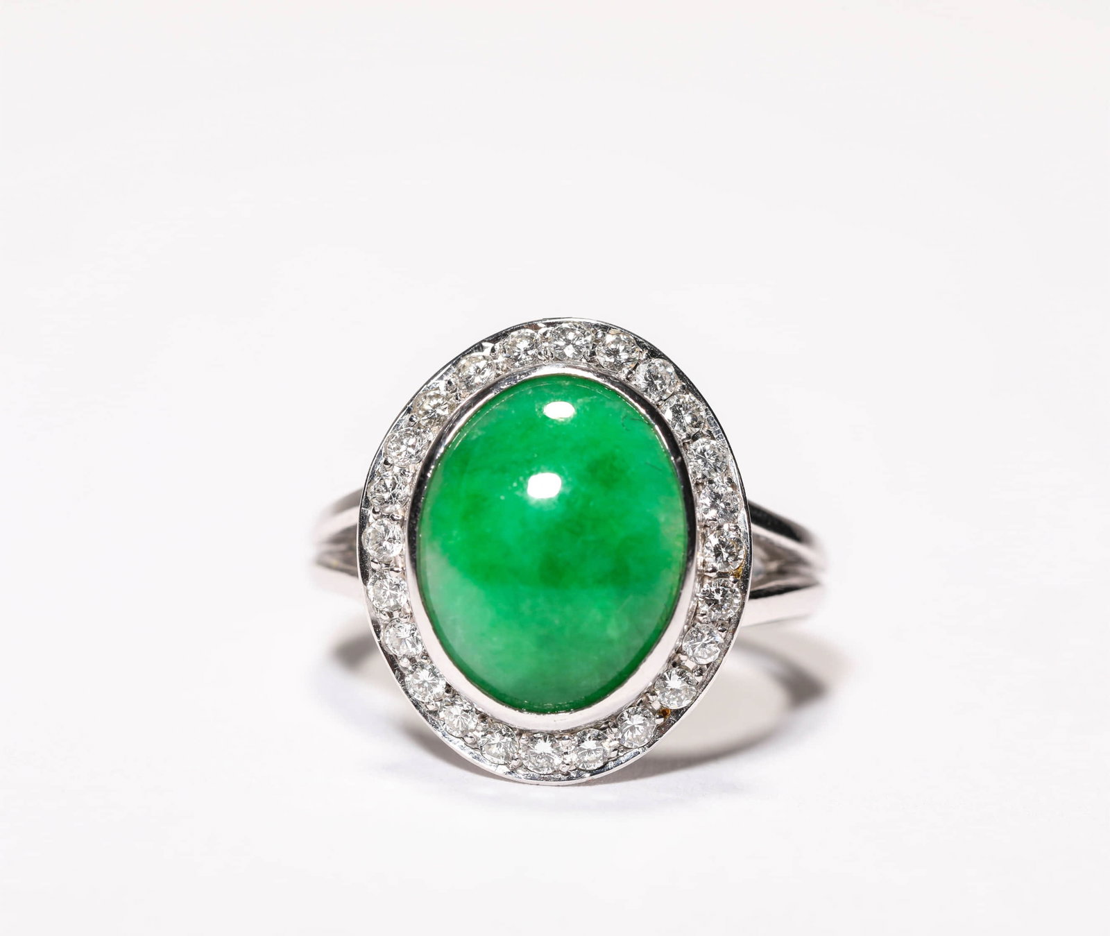 A GOLD AND JADEITE RING - 3