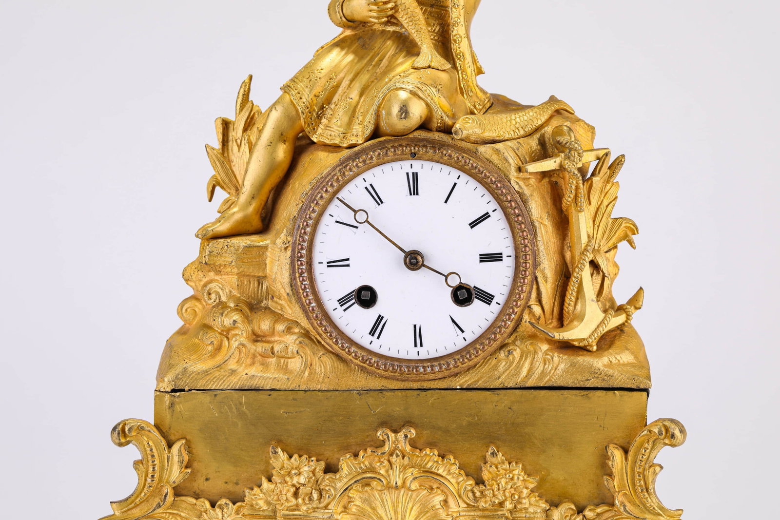 A GILT-BRONZE MANTEL CLOCK - 3