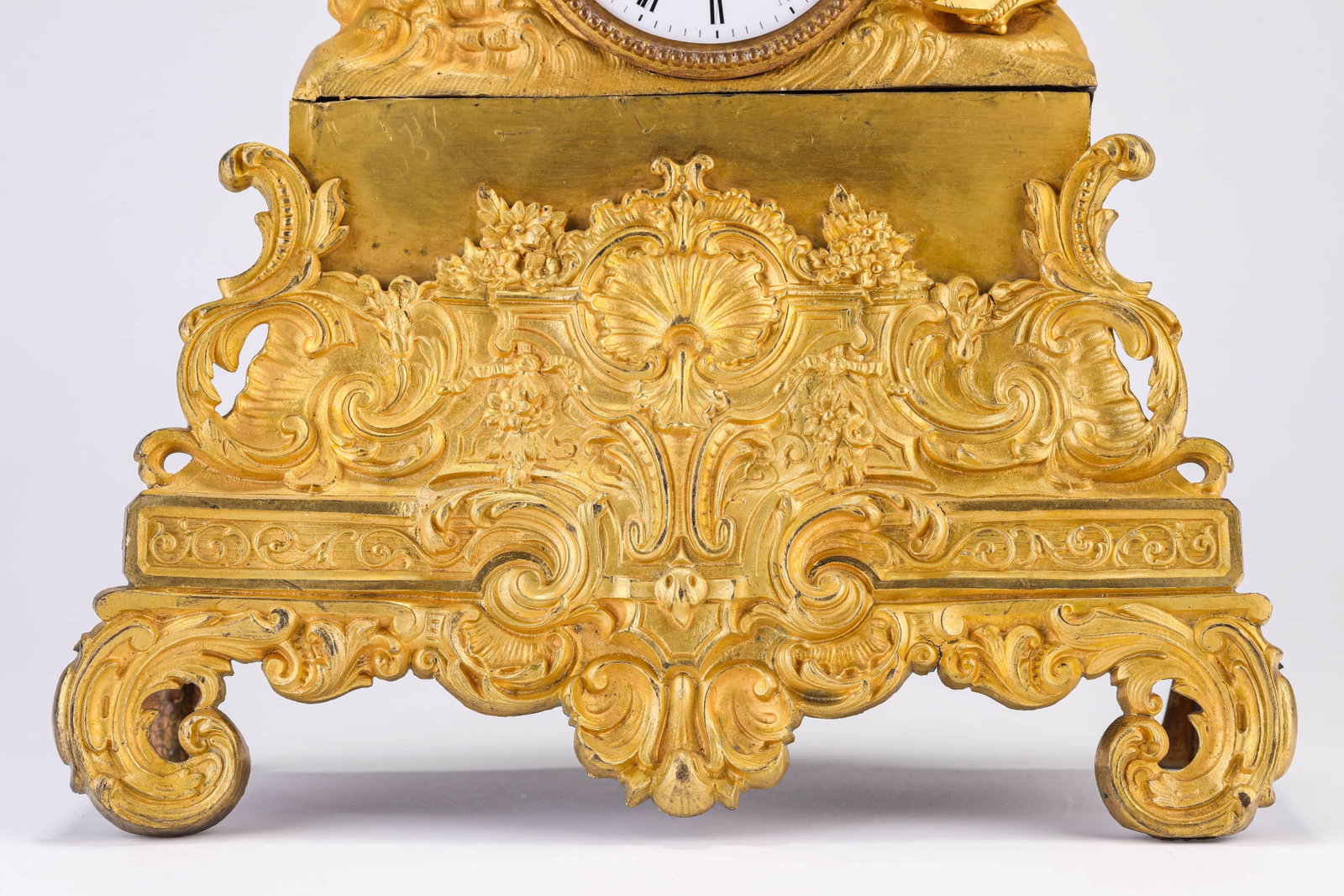 A GILT-BRONZE MANTEL CLOCK - 4