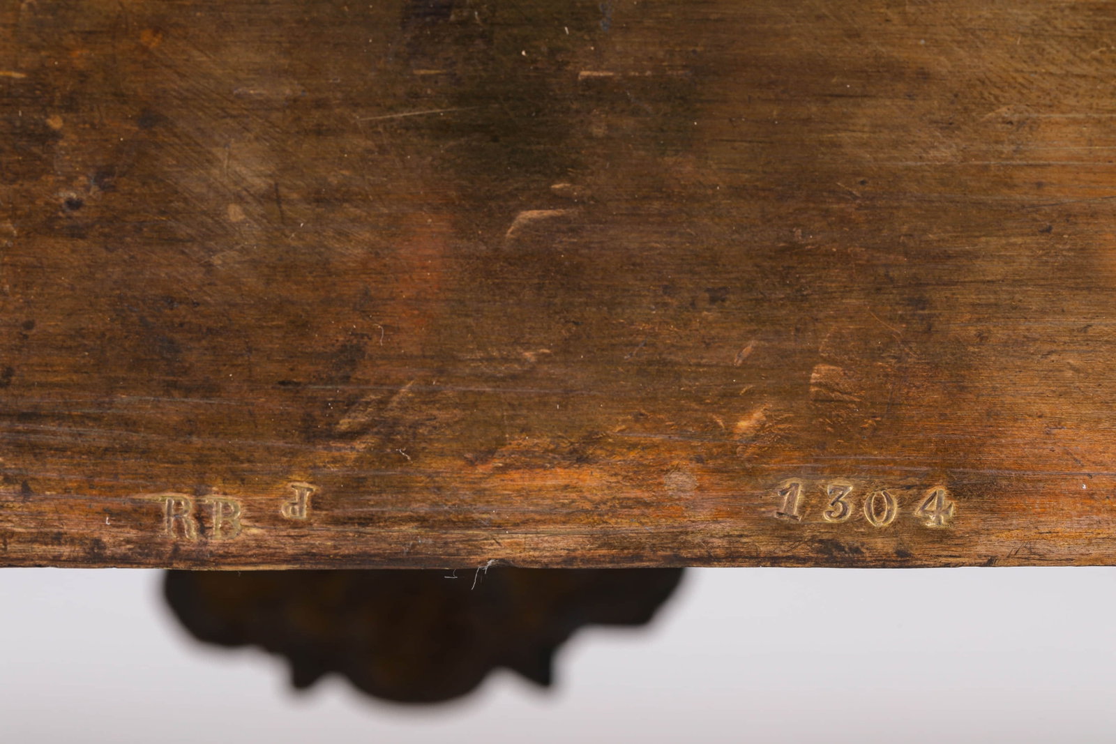 A GILT-BRONZE MANTEL CLOCK - 6