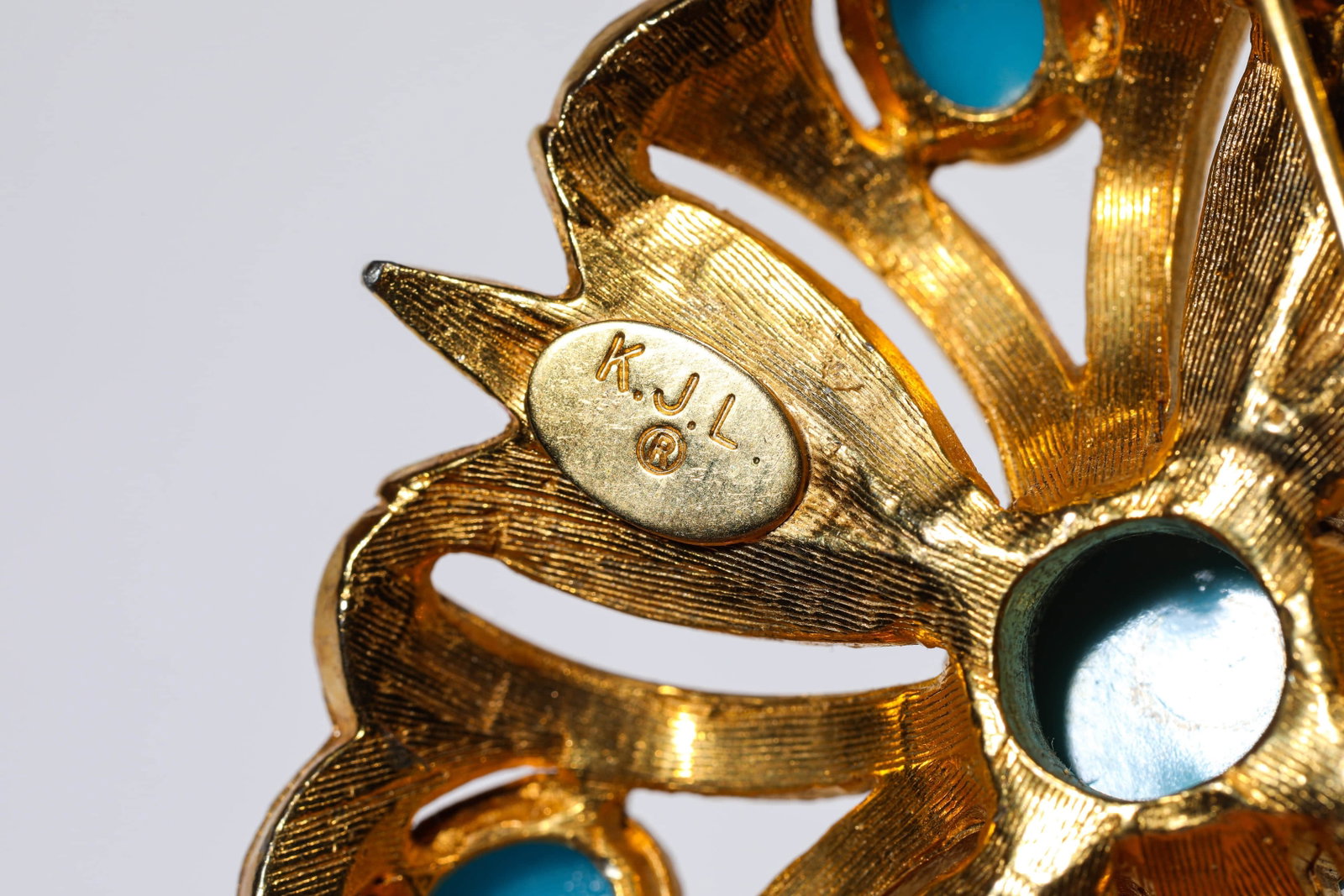 A FLORAL BROOCH - 3
