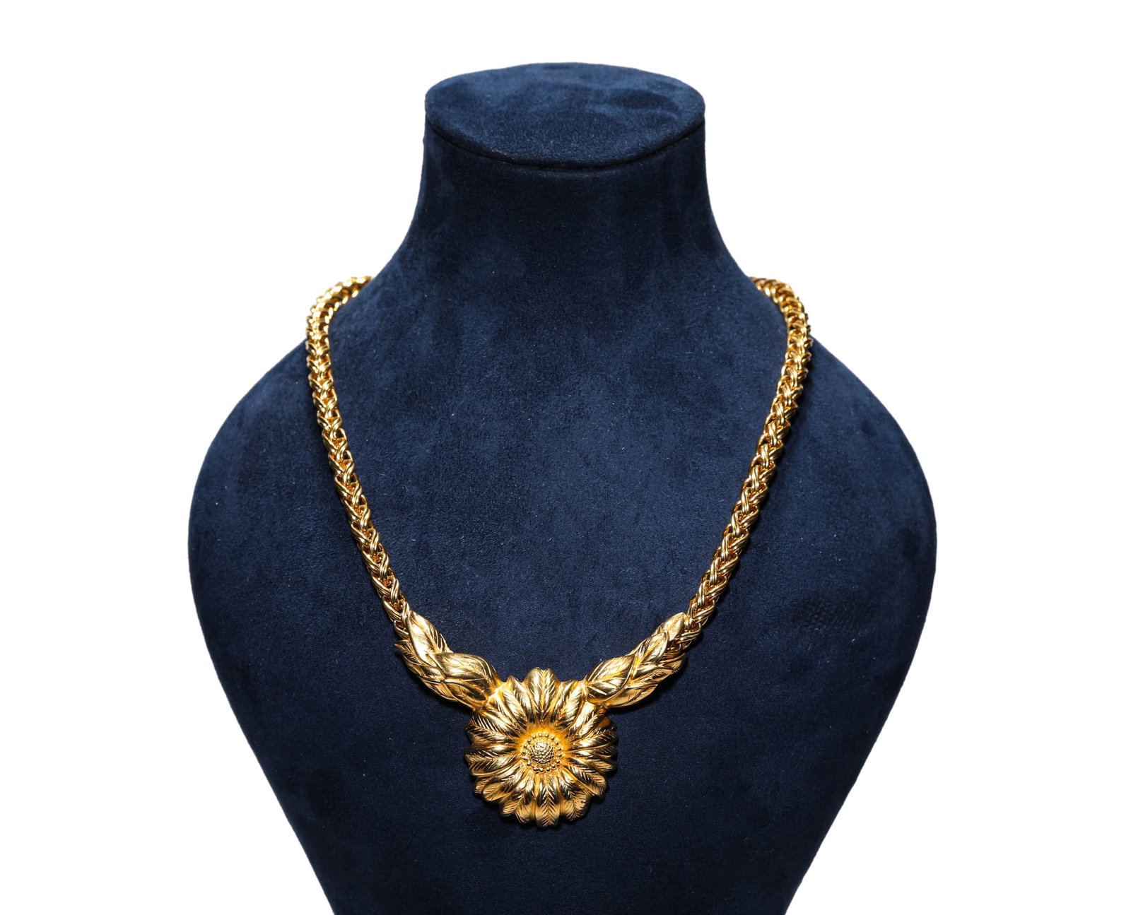 A GILT-BRONZE FLORAL NECKLACE: A GILT-BRONZE FLORAL NECKLACE Dimensions: Weight: 70 g. Length: 23 cm (9.1 in.), Width: 6.8 cm (2.7 in.). All measurements are approximate.