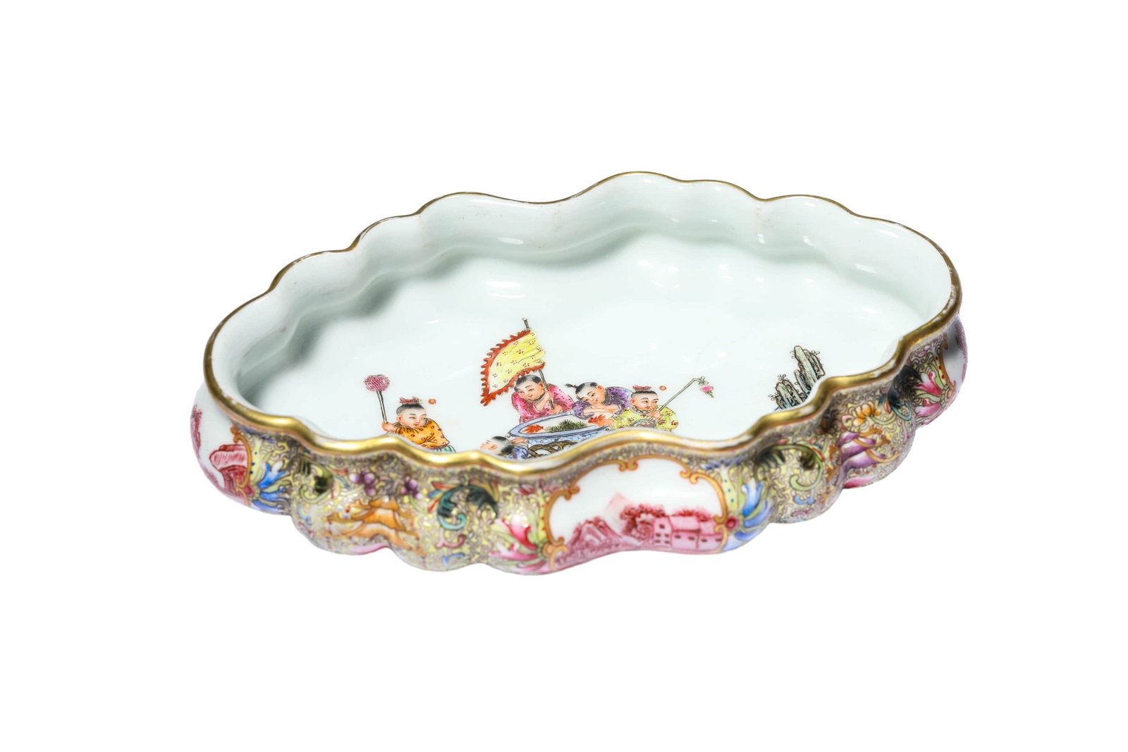 A FAMILLE ROSE MEDALLION 'LANDSCAPE AND INFANTS PLAYING' WASHER: A FAMILLE ROSE MEDALLION 'LANDSCAPE AND INFANTS PLAYING' WASHER Dimensions: Length: 15.1 cm (5.9 in.), Width: 9.3 cm (3.7 in.), Height: 3.1 cm (1.2 in.). All measurements are approximate.
