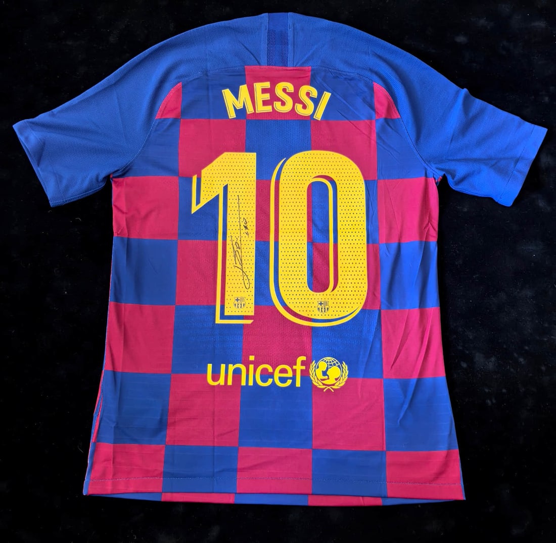 LIONEL MESSI SIGNED JERSEY (1 of 3)