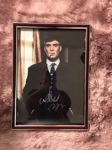 CILLIAN MURPHY AS THOMAS "TOMMY" SHELBY SIGNED PHOTOGRAPH: CILLIAN MURPHY AS THOMAS "TOMMY" SHELBY SIGNED PHOTOGRAPH Dimensions: Dimensions: 30 × 42 cm (11.8 × 16.5 in.). All measurements are approximate. Signature: Cillian Murphy Description: TOMMY SHELBY