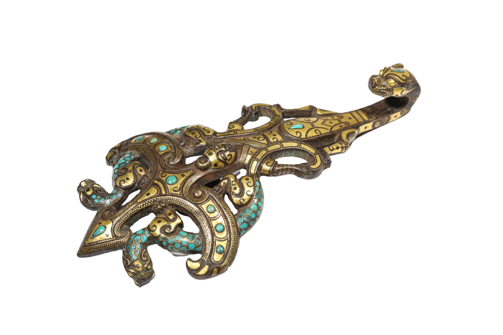 A BRONZE 'GOLD AND TURQUOISE' BELT HOOK: A BRONZE 'GOLD AND TURQUOISE' BELT HOOK Dimensions: Weight: 325 g. Length: 17.2 cm (6.8 in.), Width: 8.6 cm (3.4 in.), Height: 2.4 cm (0.9 in.). All measurements are approximate.