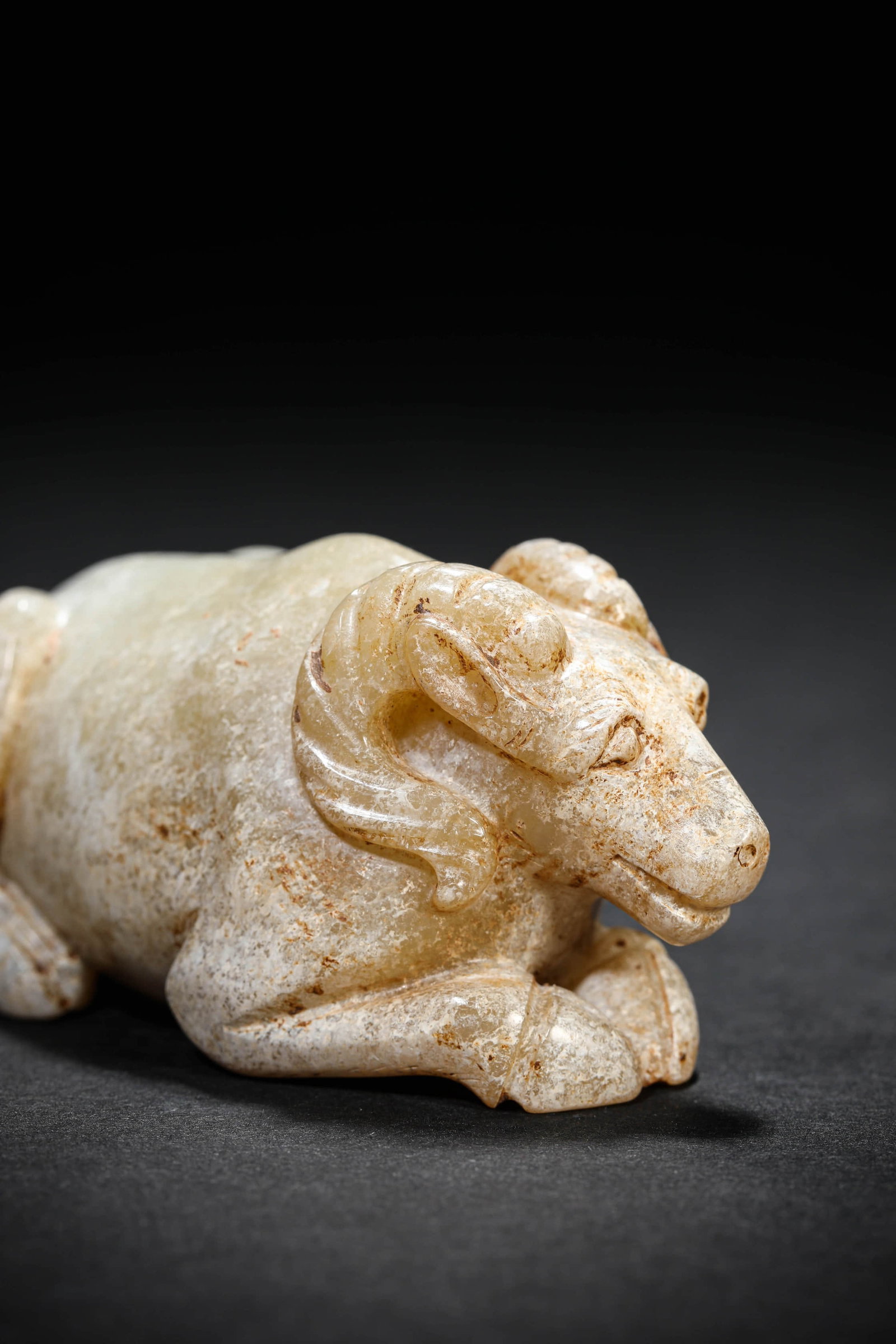 A JADE 'AUSPICIOUS BEAST' ORNAMENT - 3