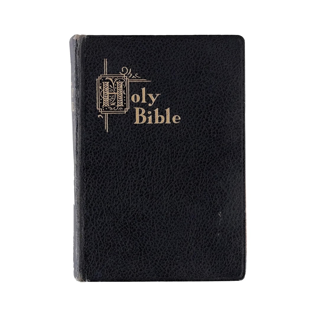 POPE PIUS XII - HAND-SIGNED APOSTOLIC BLESSING AND PORTRAIT: POPE PIUS XII - HAND-SIGNED APOSTOLIC BLESSING AND PORTRAIT Signature: POPE PIUS XII Description: The lot consists of an illuminated parchment document, likely issuing a blessing for a specific event 