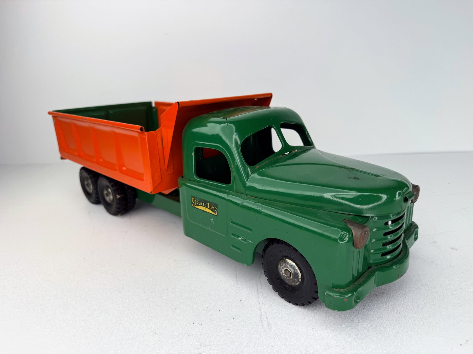 Structo hydraulic operated dump truck toy (1 of 9)
