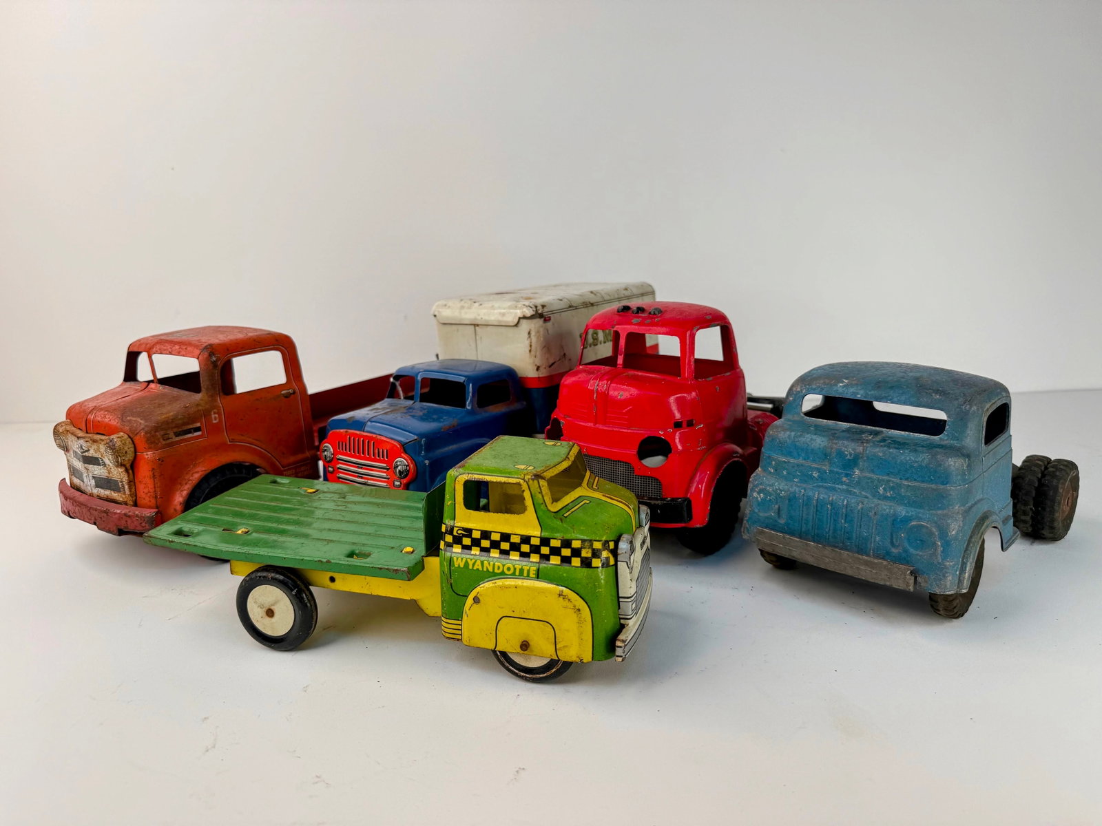 Lot of five pressed steel trucks (1 of 6)