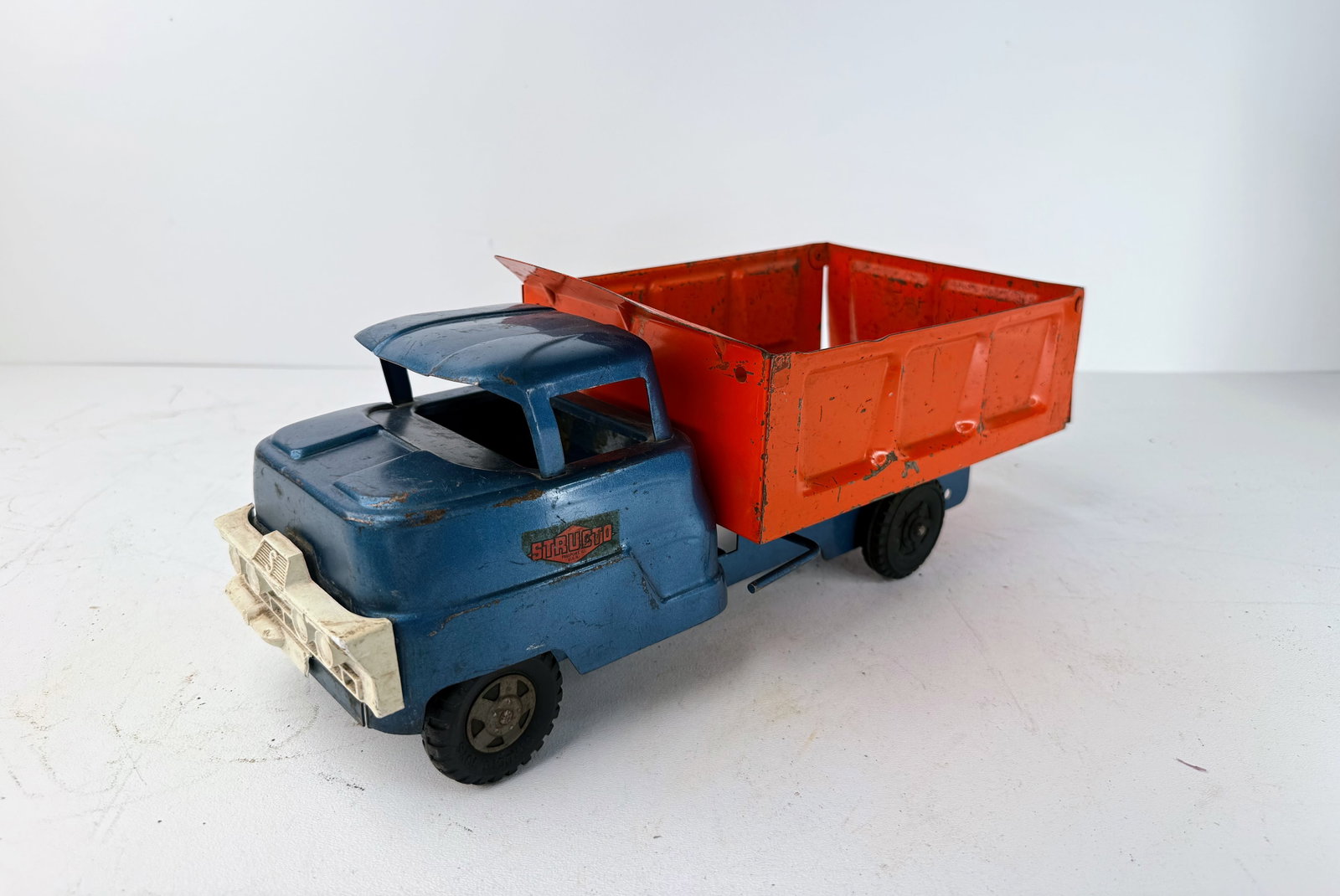 Pressed Steel Structo Dump Truck (1 of 9)