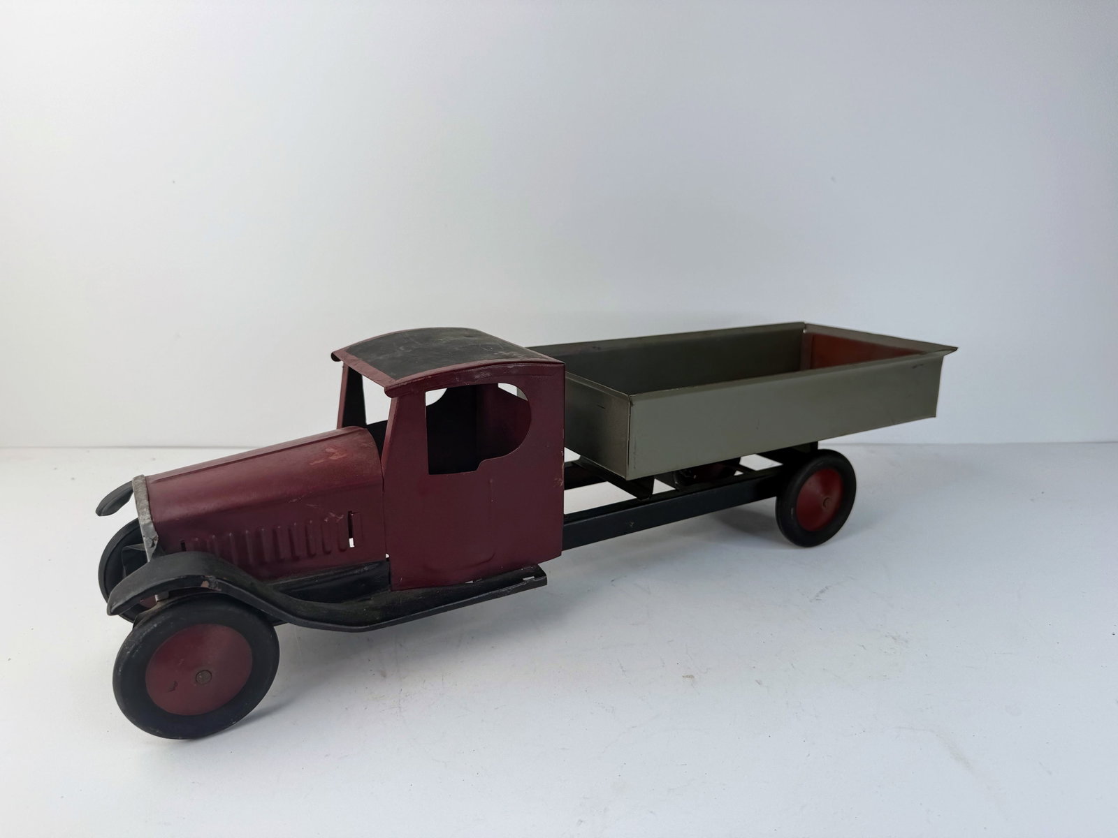1920s repainted pressed steel dump truck (1 of 8)