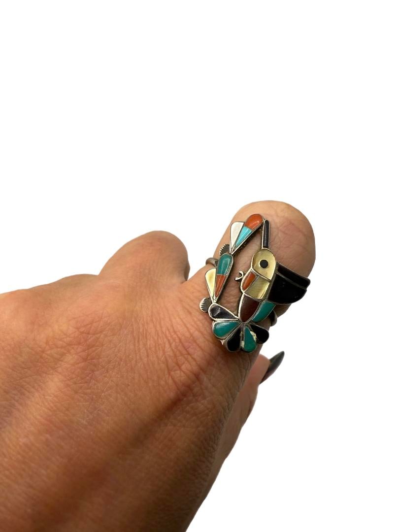 Vintage Native American 1970s Signed Howard Esalio Zuni Hummingbird Multi-Stone Inlay Ring Size 11: Vintage 1970s Signed Howard Esalio Zuni Hummingbird Multi-Stone Inlay Ring Size 11 Sterling Silver 925 Mother of Pearl, Onyx, Coral, Green Chalcedony; From the master Zuni Silversmith Howard Esalio (a