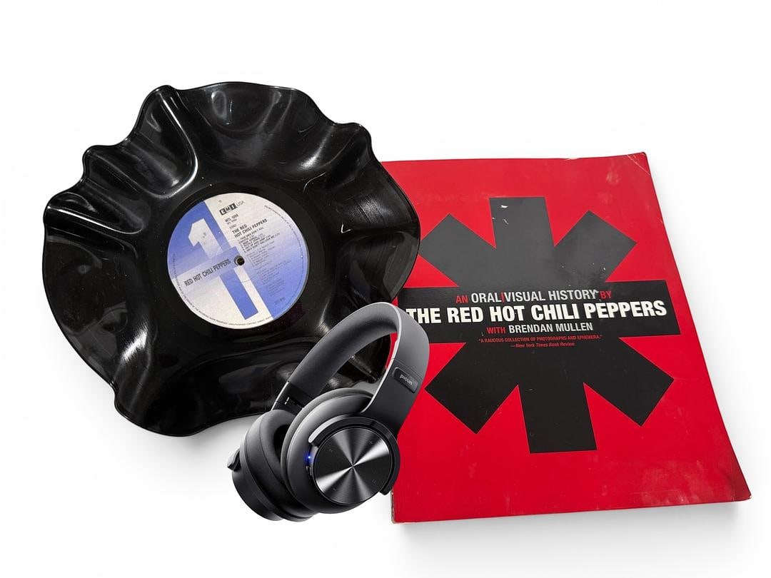 Red Hot Chili Peppers 90s Grunge Band Music Lovers Gift Bundle Visual History Book & Vinyl Record (1 of 4)
