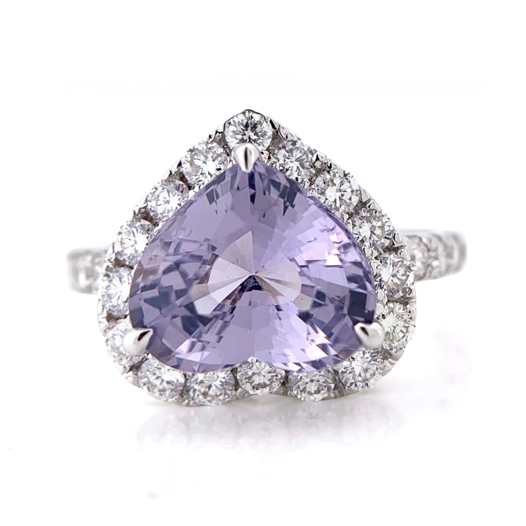 4.50 gram 18K Stunning Spinel & diamond Ring: This is an elegant 18K Spinel Ring, with a total weight of 4.50 grams, featuring a beautifully set Natural Spinel as the center stone, complemented by 0.95 carats of Natural Diamonds on the sides. Des