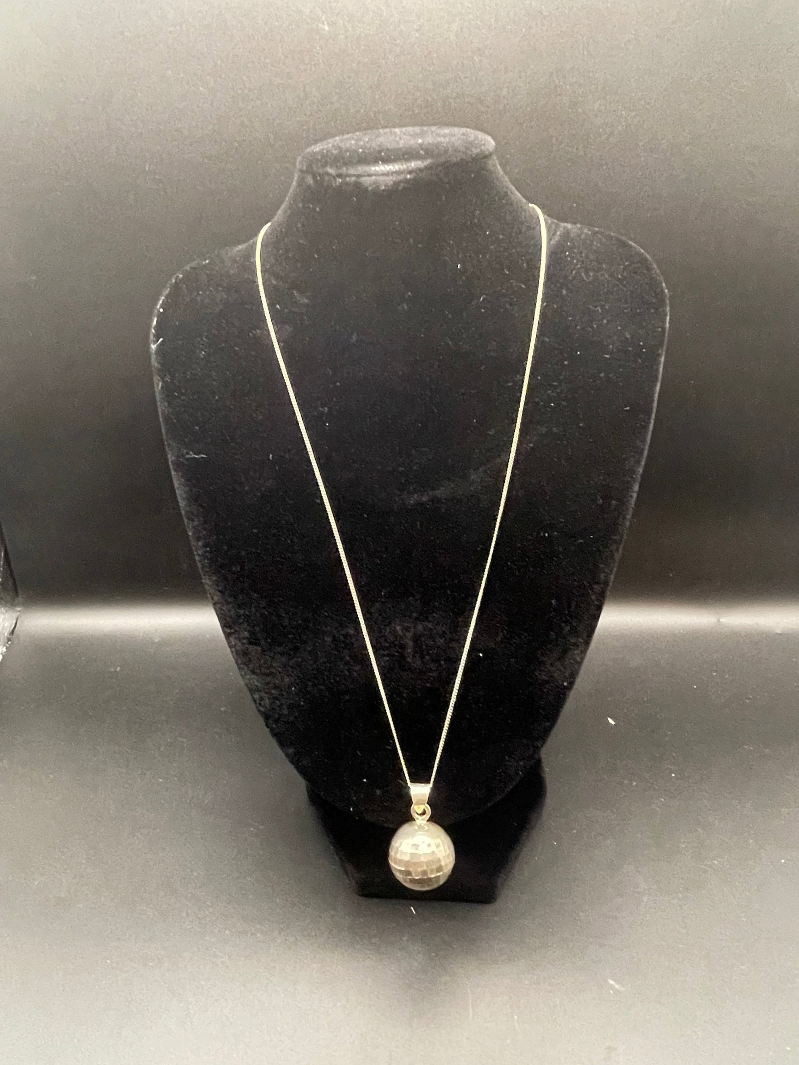 Vintage 'The Jewelry Co.' Sterling Silver Bell Pendant on 18' Sterling Silver Chain: Vintage "The Jewelry Co." Sterling Silver Bell Pendant on 18" Sterling Silver Chain Condition Yes, we will ship this item, we provide in house shipping to save our customers money. S&H fees and insura