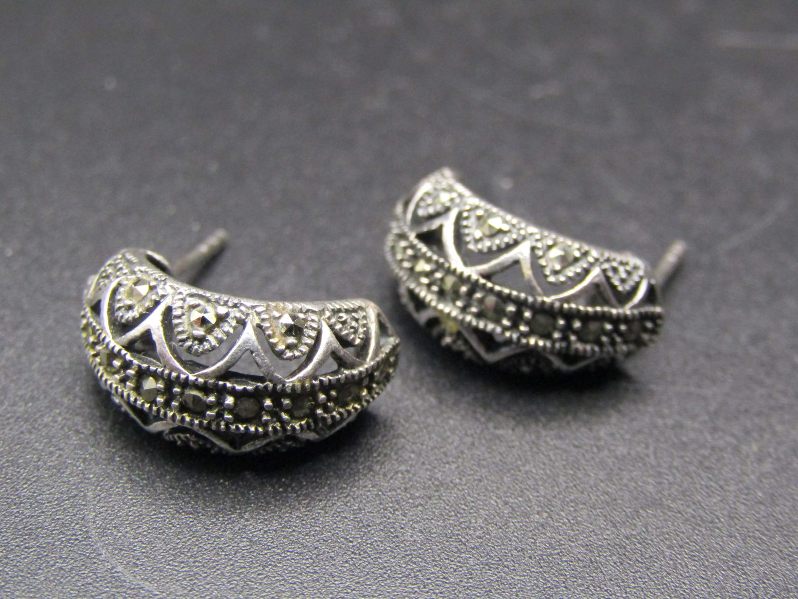 Pair Of Sterling Silver Malachite Earrings: Pair Of Sterling Silver Malachite Earrings Condition Yes, we will ship this item, we provide in house shipping to save our customers money. S&H fees and insurance will be added to your invoice. If you