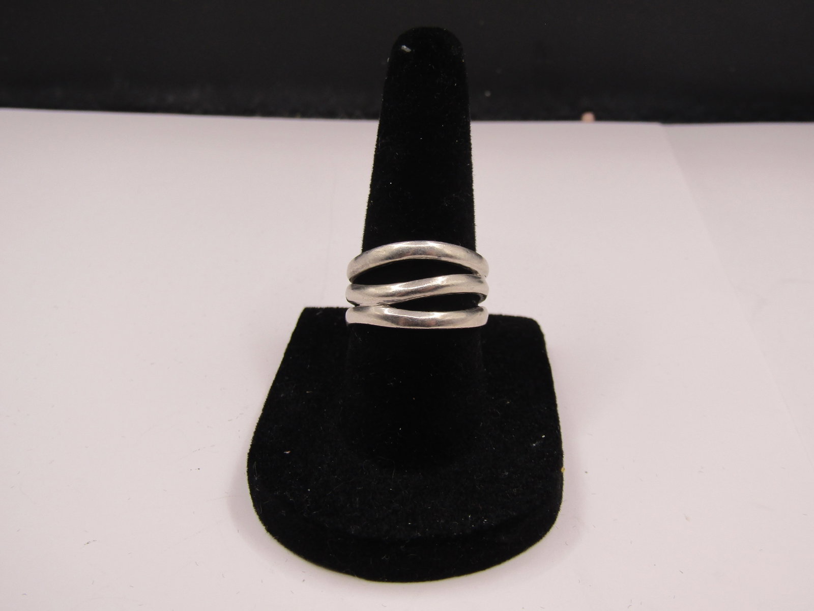 Sterling Silver Size 6.5 Modernist Style Ring: Sterling Silver Size 6.5 Modernist Style Ring Condition Yes, we will ship this item, we provide in house shipping to save our customers money. S&H fees and insurance will be added to your invoice. If 