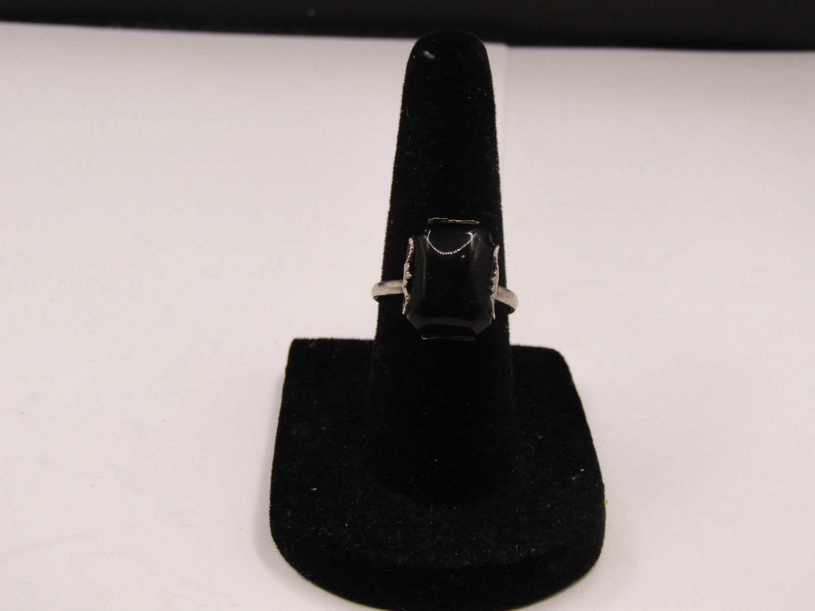 Sterling Silver Size 6.5 Black Stone Ring: Sterling Silver Size 6.5 Black Stone Ring Condition Yes, we will ship this item, we provide in house shipping to save our customers money. S&H fees and insurance will be added to your invoice. If you