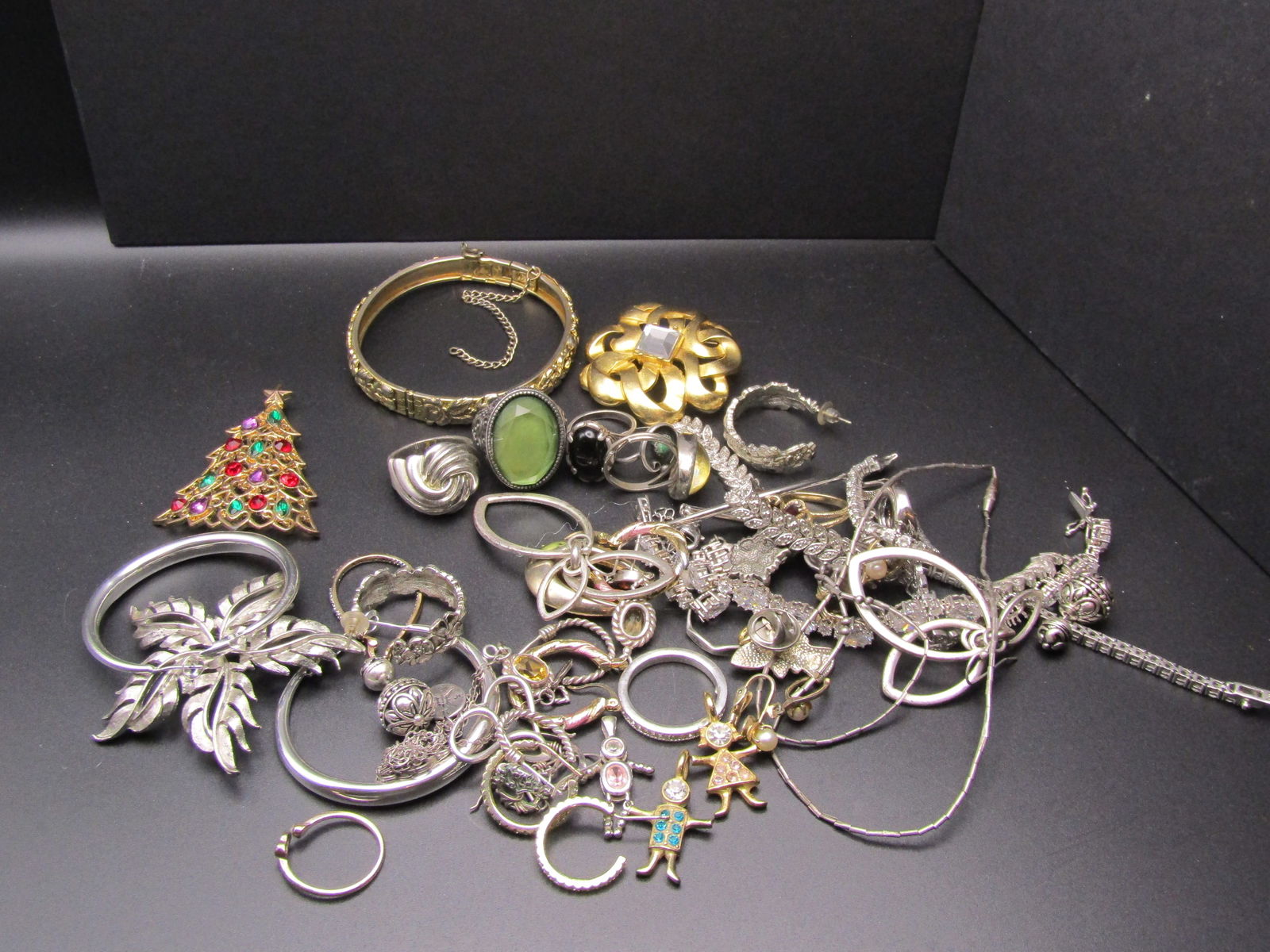 Large Lot Of Jewelry Including Sterling Silver, Rings, Necklaces, Bracelets, Earring, Brooches: Large Lot Of Jewelry Including Sterling Silver, Rings, Necklaces, Bracelets, Earring, Brooches Condition Yes, we will ship this item, we provide in house shipping to save our customers money. S&H fees