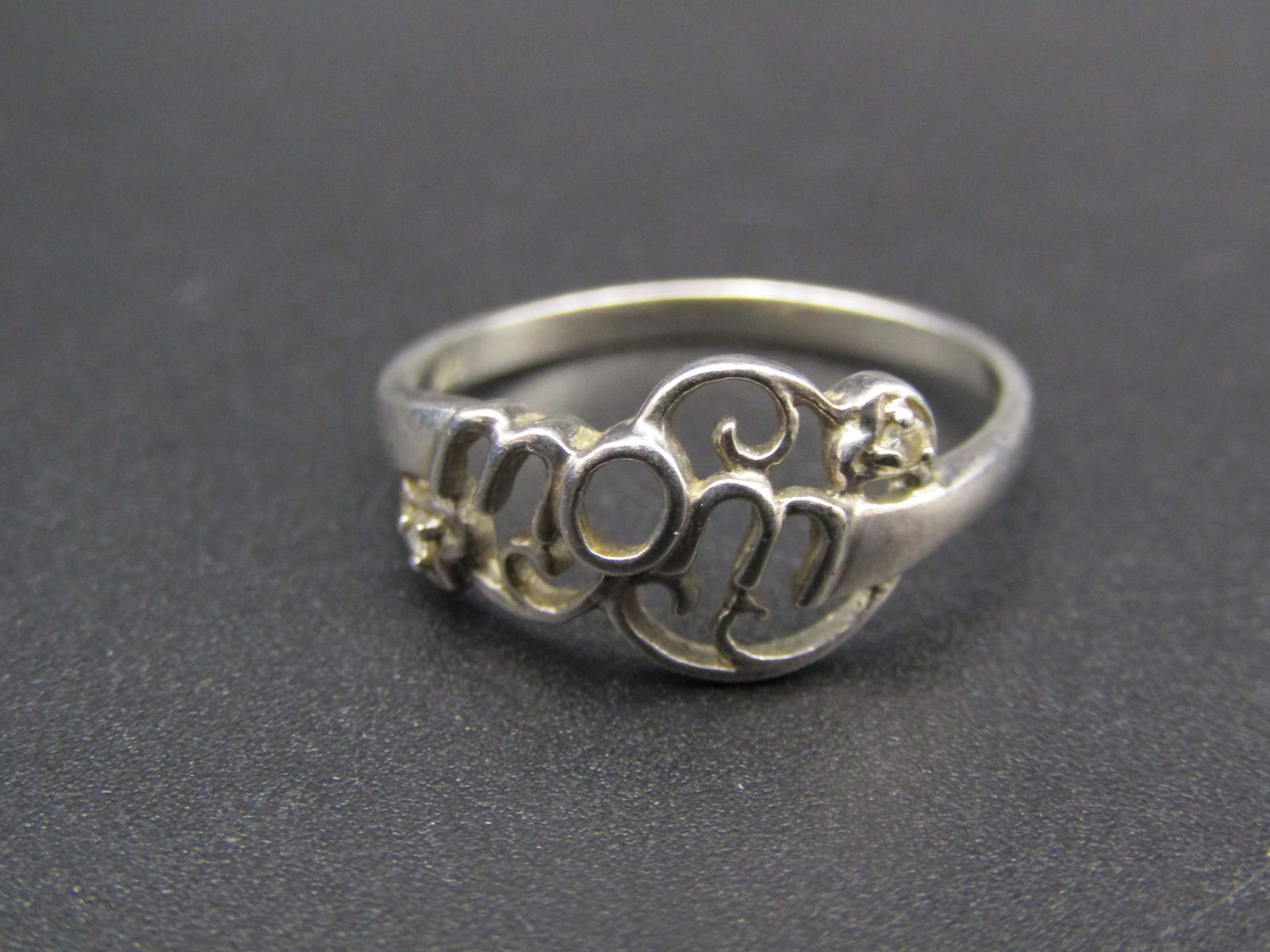 Vintage Sterling Silver "Mom" Ring, Size 7 (1 of 2)