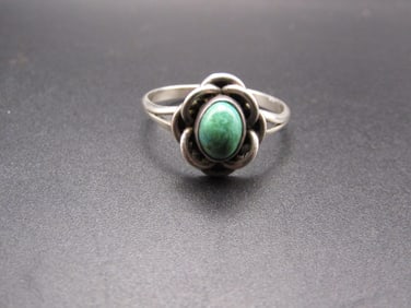 Vintage Sterling Silver Green Turquoise Stone Set in Flower, Size 9