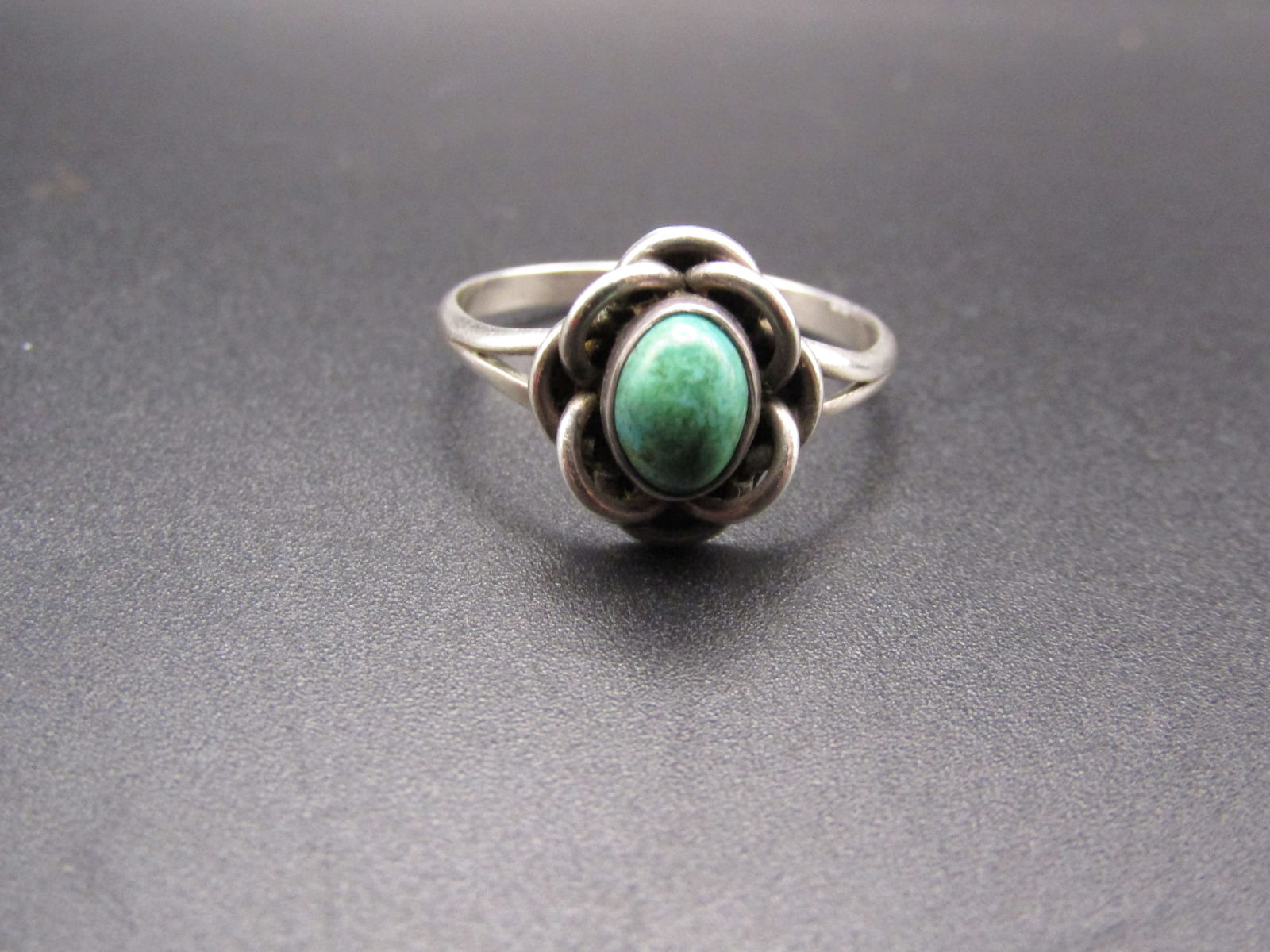 Vintage Sterling Silver Green Turquoise Stone Set in Flower, Size 9 (1 of 4)