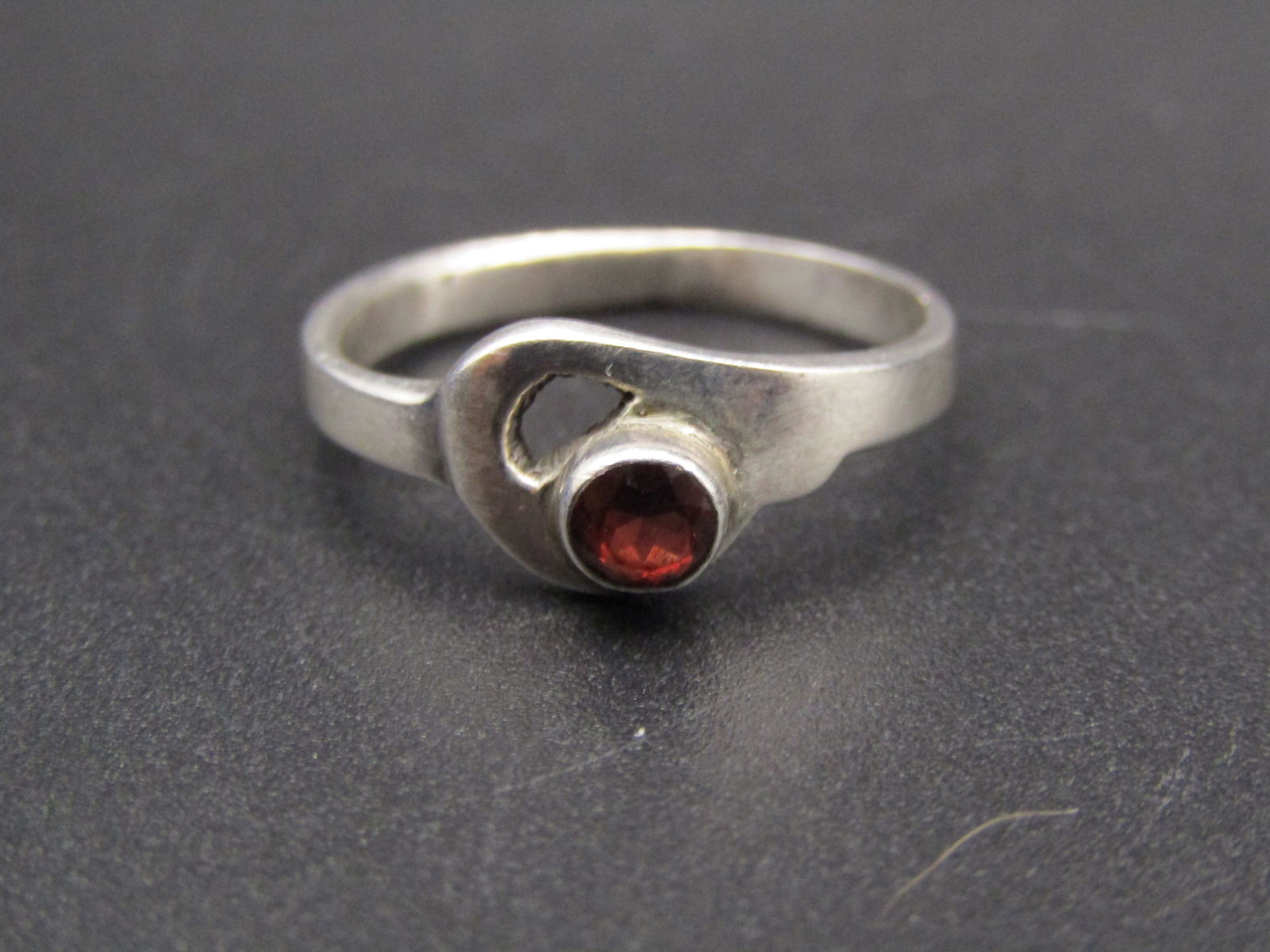 Vintage Sterling Silver Fauceted Garnet Gemstone Ring, Size 6.5 (1 of 2)