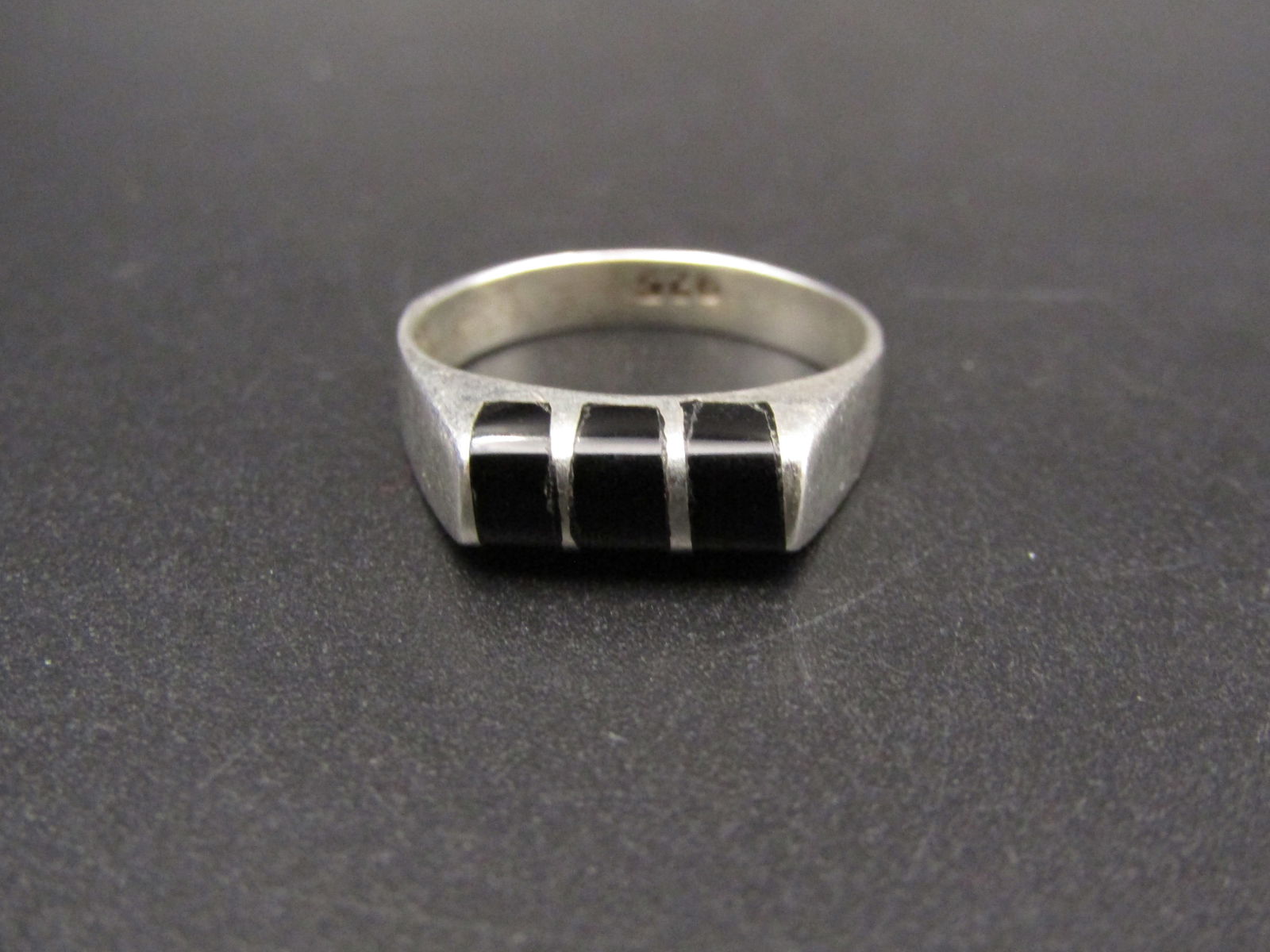 Vintage Sterling Silver Ring with 3 Black Onyx Inlays, Size 7 (1 of 2)