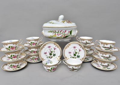 Set of 14 Spode Stafford Flowers Cups, Saucers and Covered Tureen